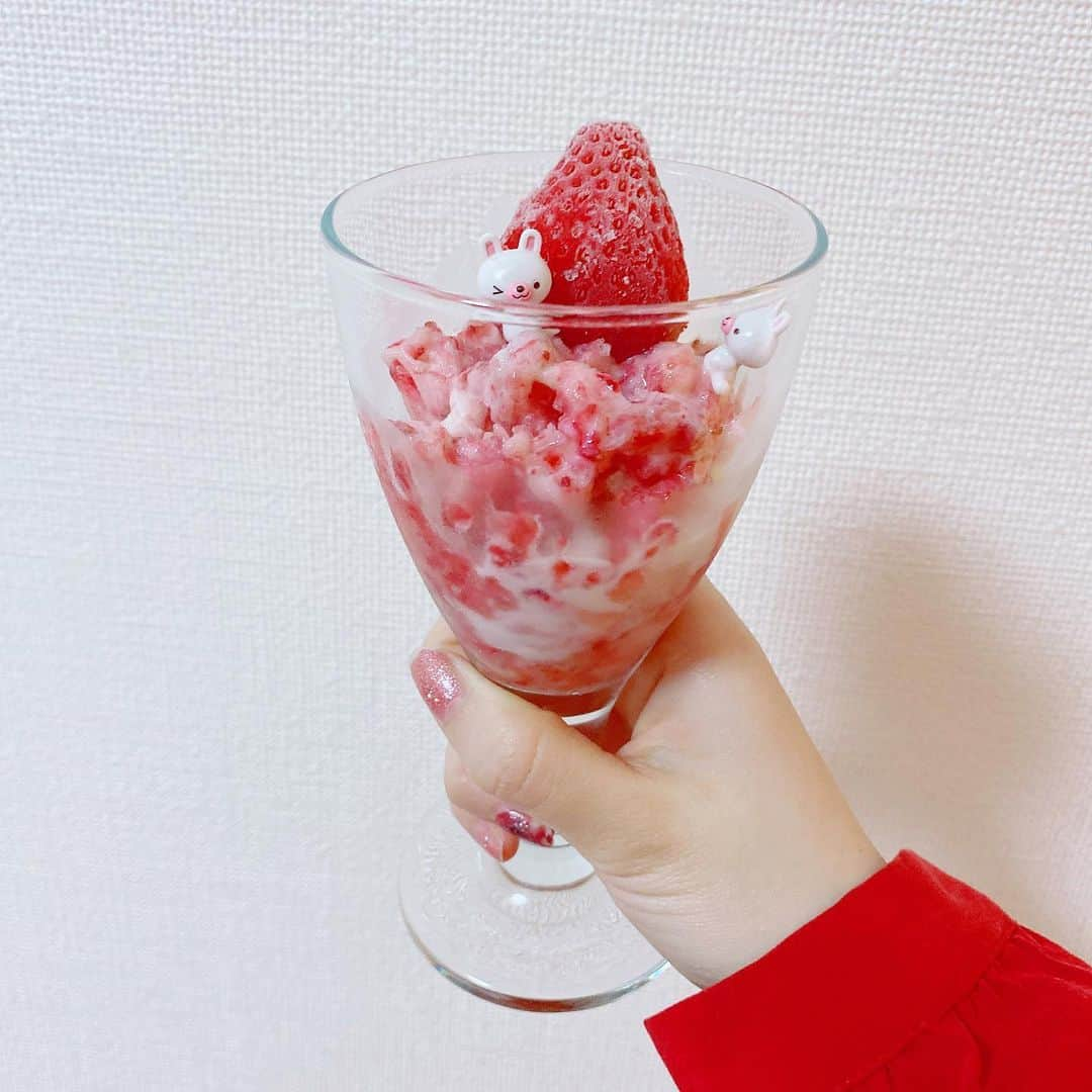 星野麻里愛さんのインスタグラム写真 - (星野麻里愛Instagram)「けずり苺した🍓 おうちで食べれるなんて幸せはっぴい 凍った大きないちごすき とにかく苺が好き ﻿ #けずりいちご #けずり苺 #削りいちご #いちごパフェ #おうち時間 #おうちカフェ #夏カフェ#まりあcafe#スイーツ好きな人と繋がりたい」5月11日 18時33分 - maria.pink28