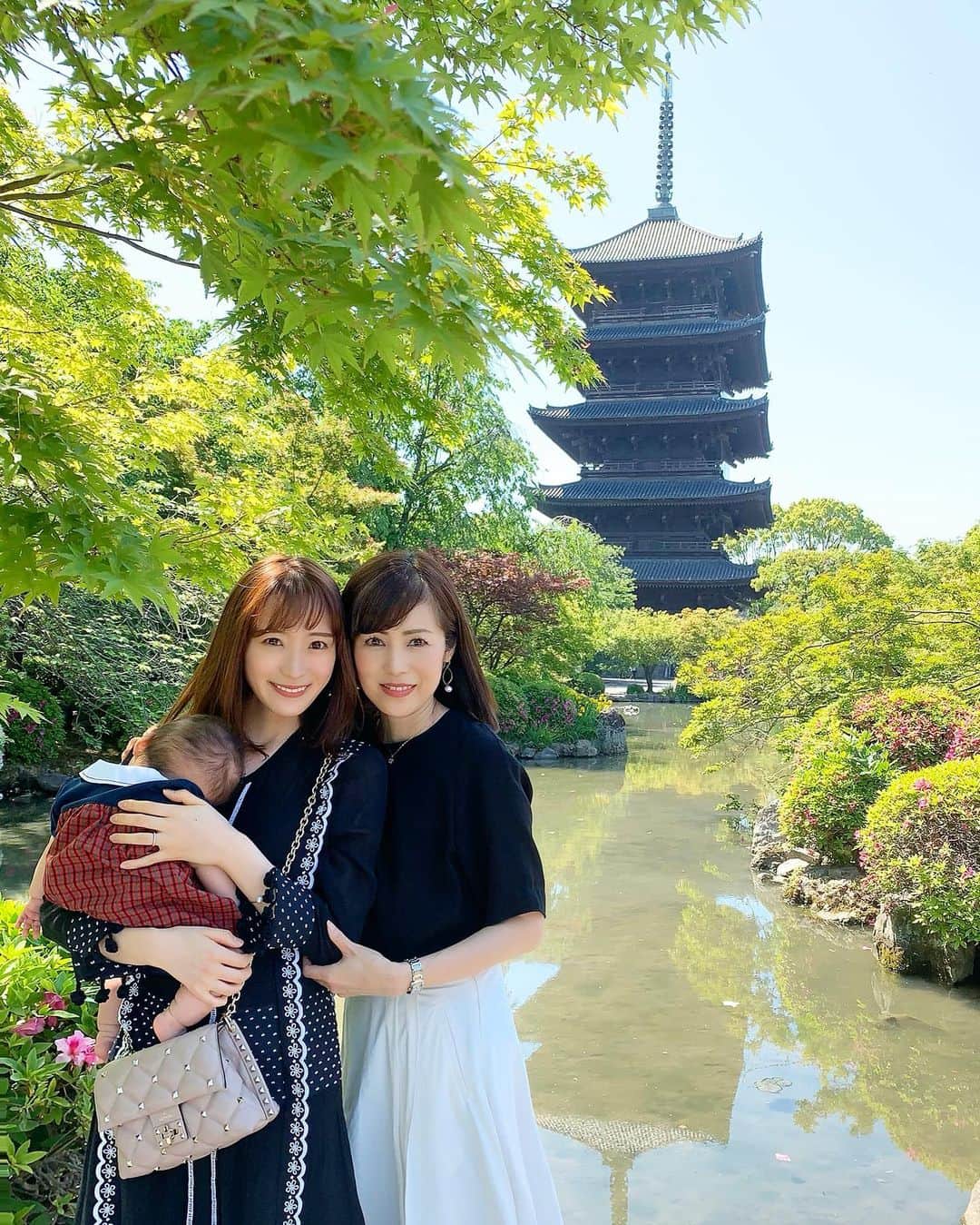小林真由のインスタグラム：「⋆﻿ ⋆﻿ 昨日の母の日はケーキとお花と一緒に　﻿ 感謝を伝えました🌹﻿ ﻿ 母になってよりお母さんの偉大さを感じる日々🙏﻿ 毎日地道な事の繰り返しで﻿ 私自身が1番育てられてます。﻿ ﻿ 子供の小さな成長で嬉しくなり﻿ 夜にはソファと一体化になる程パワーを吸い取られてて（笑）﻿ 少しは母として成長してるかな🌼﻿ ﻿ ﻿ ﻿ 昨日はよく通っていたお店の﻿ テイクアウトご飯にしてくれたので﻿ ゆっくり過ごせました🍽﻿ みんなにありがとうの日👱🏻‍♂️👩🏻‍🦰👶🏼﻿ ﻿ ﻿ ﻿  去年行った京都の写真🏯﻿ 後頭部のおハゲさんが愛おしい。笑﻿ ﻿ #母の日 #ファッション #コーデ #ママコーデ #女の子ママ #ママライフ #マタニティ #マタニティライフ #妊婦 #妊娠7ヶ月 #第二子妊娠中 #京都 #旅行 #子連れ旅行 #国内旅行」