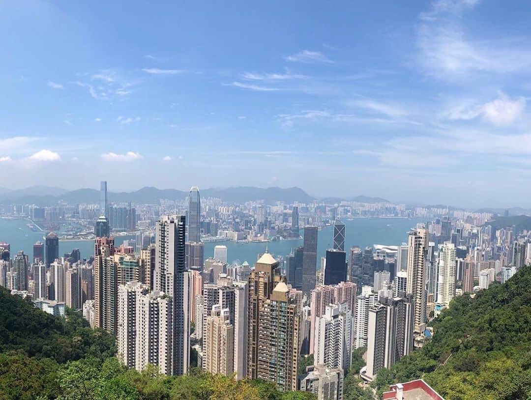 Discover Hong Kongさんのインスタグラム写真 - (Discover Hong KongInstagram)「It’s essential to get some Vitamin D after staying at home for a while, and we’re thinking about taking a walk around The Peak! 香港真係好靚，趁好天氣時上山頂，諗下都開心！ 📷: @kylie_n_sherlyn #MissYouToo #HKMissesYouToo #MissYouTooHK #MissYouTooHongKong #DiscoverHongKong #repost」5月11日 18時30分 - discoverhongkong