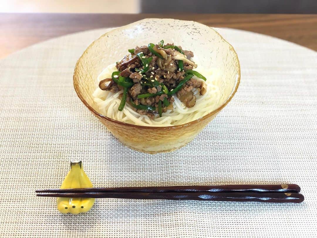 真飛聖さんのインスタグラム写真 - (真飛聖Instagram)「☺︎まとぶ飯☺︎ お昼ごはん。 ピーマンそぼろ麺🥢。 〜こちらも いつものクラシルより〜 そして、育てた 椎茸も混ぜましたよ〜🍄 麺は 稲庭うどんを 使いました。  今日は 暑かったので、 ツルっとしたものが 食べたくなりましてね〜☺︎ 順調に 椎茸プラス料理 しています✨ オススメも 沢山 教えてくれてありがとう♡ 色々やってみます。  #まとぶ飯」5月11日 18時31分 - sei_matobu