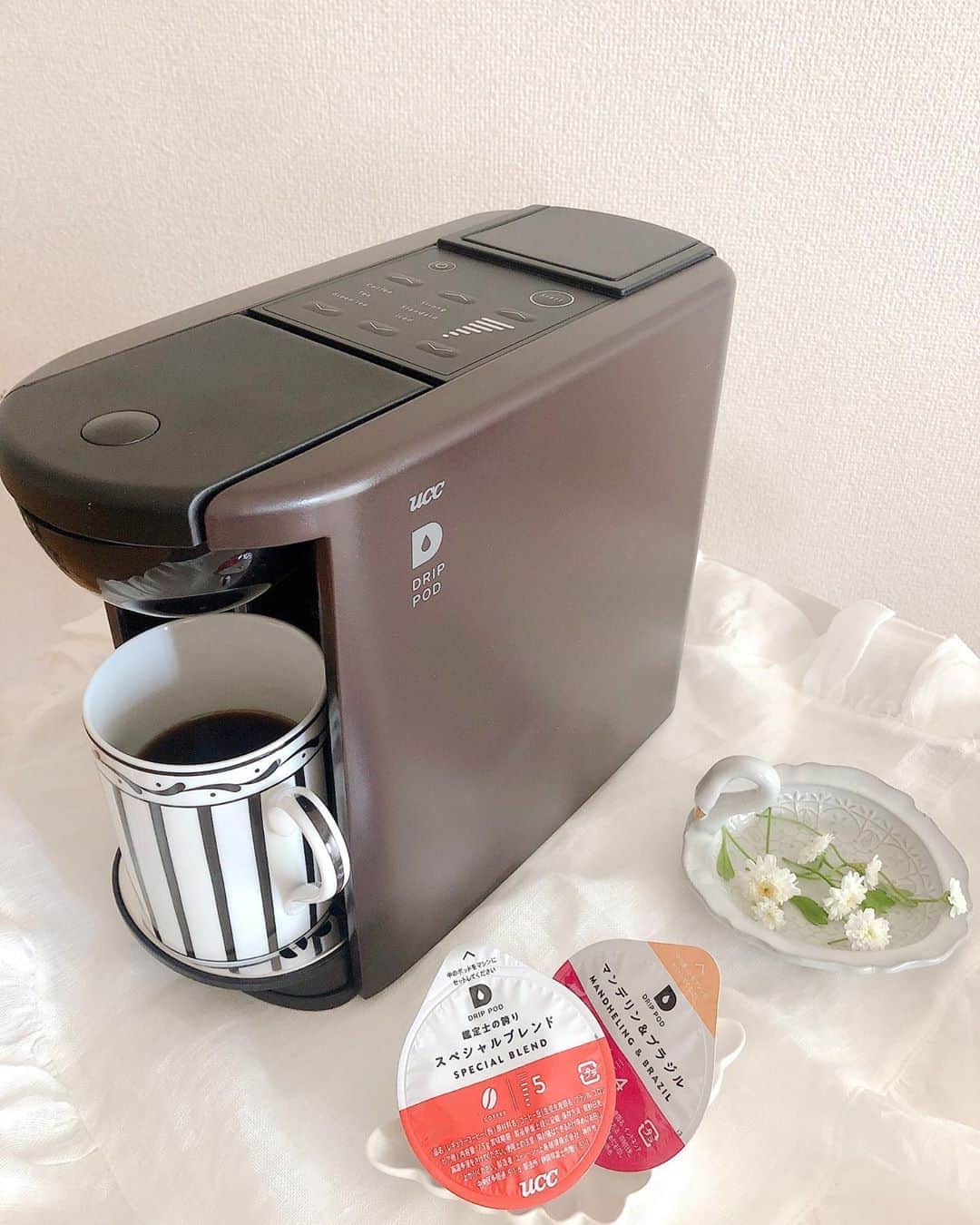 佐伯美香のインスタグラム：「クラシルさんからUCCの最新のコーヒーメーカーをいただきました☕️🌿 . コーヒーメーカー買おうと思ってた&緊急事態宣言の今、とっても嬉しい🎁です . 専用カプセル以外にも自分のお気に入りのコーヒー豆も使えるそう☕️♡ 紅茶や緑茶のカプセルもあるので試してみようと思います♪ .」