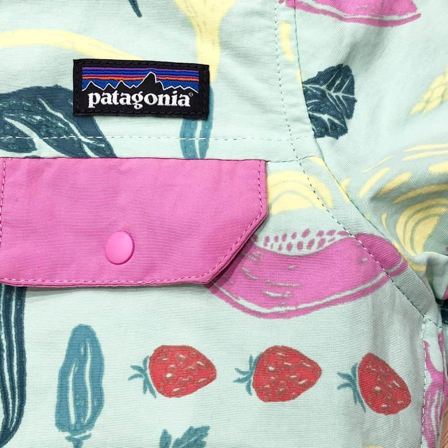 こども ビームスさんのインスタグラム写真 - (こども ビームスInstagram)「【recommend item】 ＜patagonia＞ ベビー バギーズシリーズ 毎年人気❗️ patagoniaのバギーズシリーズ✨ 今季はワニや魚、動物🐟 虫や果物、野菜柄など🥬 お子様でもわかりやすく、可愛い柄ばかりです❗️ . サイズ:12ヶ月-5歳 カラー: BILP、SFBG、ABKG、FSBE(写真4枚目左からの順) ¥7,600+税 .  4/8(水)から、当面の間臨時休業となります。 インスタグラムでの商品紹介は随時更新させて頂きます。店舗での代引き、商品の問い合わせ等は致しかねますが、BEAMS公式オンラインショップにて販売しております。 大変ご迷惑をお掛け致しますが、ご理解の程宜しくお願い致します。  #パタゴニア #パタゴニアキッズ #パタゴニアベビー #patagonia #patagoniababy #patagoniakids #バギーズジャケット  #バギーズシリーズ #kodomobeams  #beams  #daikanyama  #こどもビームス  #ビームス  #代官山 新作アイテムはプロフィールのリンク🔗からビームス公式サイト、こども ビームスページをチェック❗️」5月11日 18時46分 - kodomo_beams