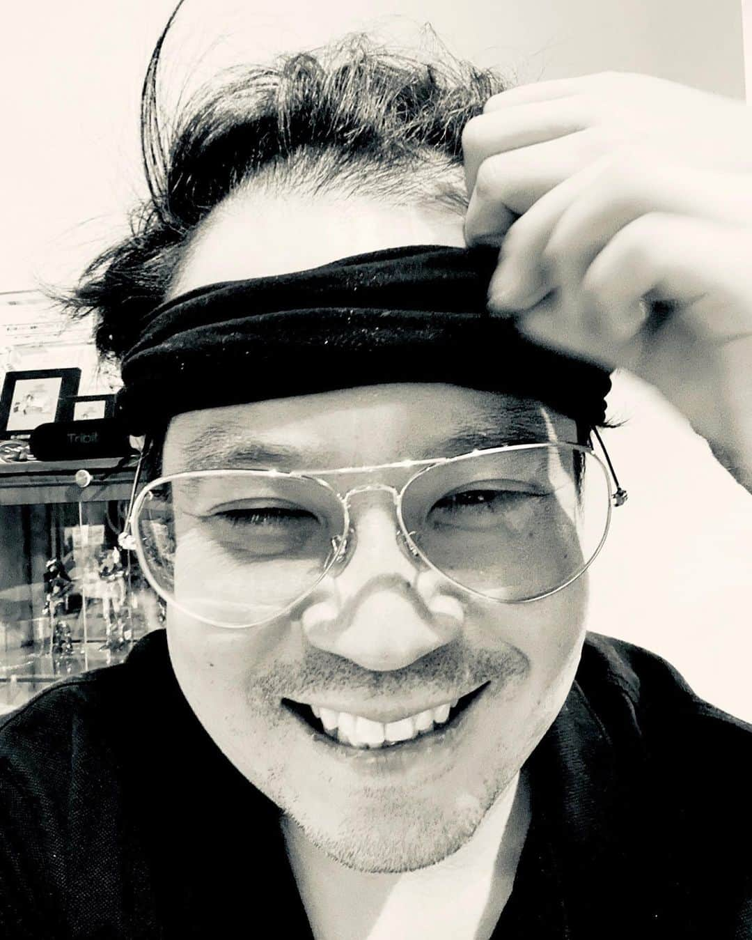 タカさんのインスタグラム写真 - (タカInstagram)「こんにちは　タカです。 仕事の時は髪の毛セットしてるけど、 家だとついついハゲちゃいますよねぇ。  コロナ自粛でずーっと家にいるから ずーっとハゲてますね。 どうもすいません。 ク〜ン」5月11日 18時56分 - taka.tkg