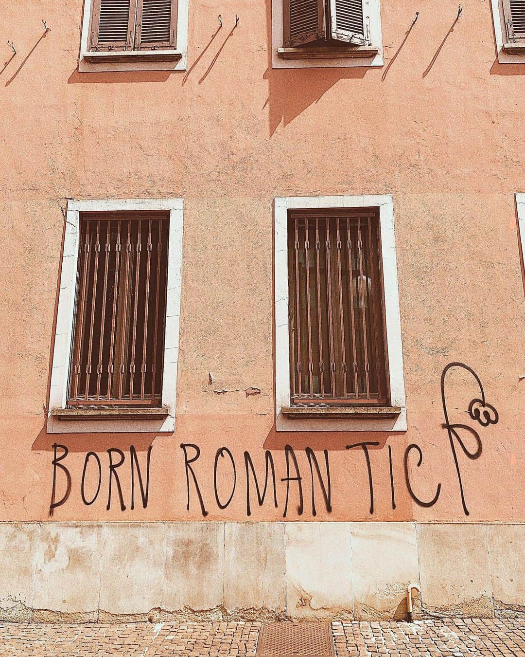のインスタグラム：「🇮🇹 . 𝐻𝑒𝓁𝓁𝑜 🌞🧡 昨年の今日。私は プリンセスクルーズ世界一周ヨーロッパ区間を控え、ミラノに前乗りをしていました☺︎✨ そして今年も 今日から実はヨーロッパに渡航する予定でした。 涙が出るくらい悲しいけど 今回ばかりは仕方がないや🥺 というわけで！💫 (切り替え光のスピード) 昨年のクルーズ写真が途中で止まってしまっているので 去年の旅の続きを今日からここで開催します🤩❣️ . クルーズの魅力・あすかフィルター越しのヨーロッパの景色⛲️ 今日からたくさんあげていきます🥰❣️ . . ダイヤモンドプリンセスで大変な思いをされた方。 楽しみにしていたクルーズや旅がなくなってしまった方に 心からお見舞いの気持ちをお贈りするとともに １日も早い世界的な収束、クルーズや旅を通して素晴らしい経験をできる日々が戻ってくる事を願いつつ投稿します🌏 . . 𝐵𝑜𝓇𝓃 𝑅𝑜𝓂𝒶𝓃𝓉𝒾𝒸 🌹 . . . #旅するヴァイオリニストinITALY #旅するヴァイオリニストinSunPrincess #JTBSUNPRINCESSWORLDCRUISE2019 #SunPrincess #WorldCruise #Cruise #JTB #Milan#Milano#ITALY#ITALIA#Travel#Traveler#Violinist#Artist#music#love#happy#相知明日香#旅するヴァイオリニスト#旅#旅行#ヴァイオリン#音楽#イタリア#ミラノ#クルーズ#世界一周#世界一周クルーズ#🇮🇹」