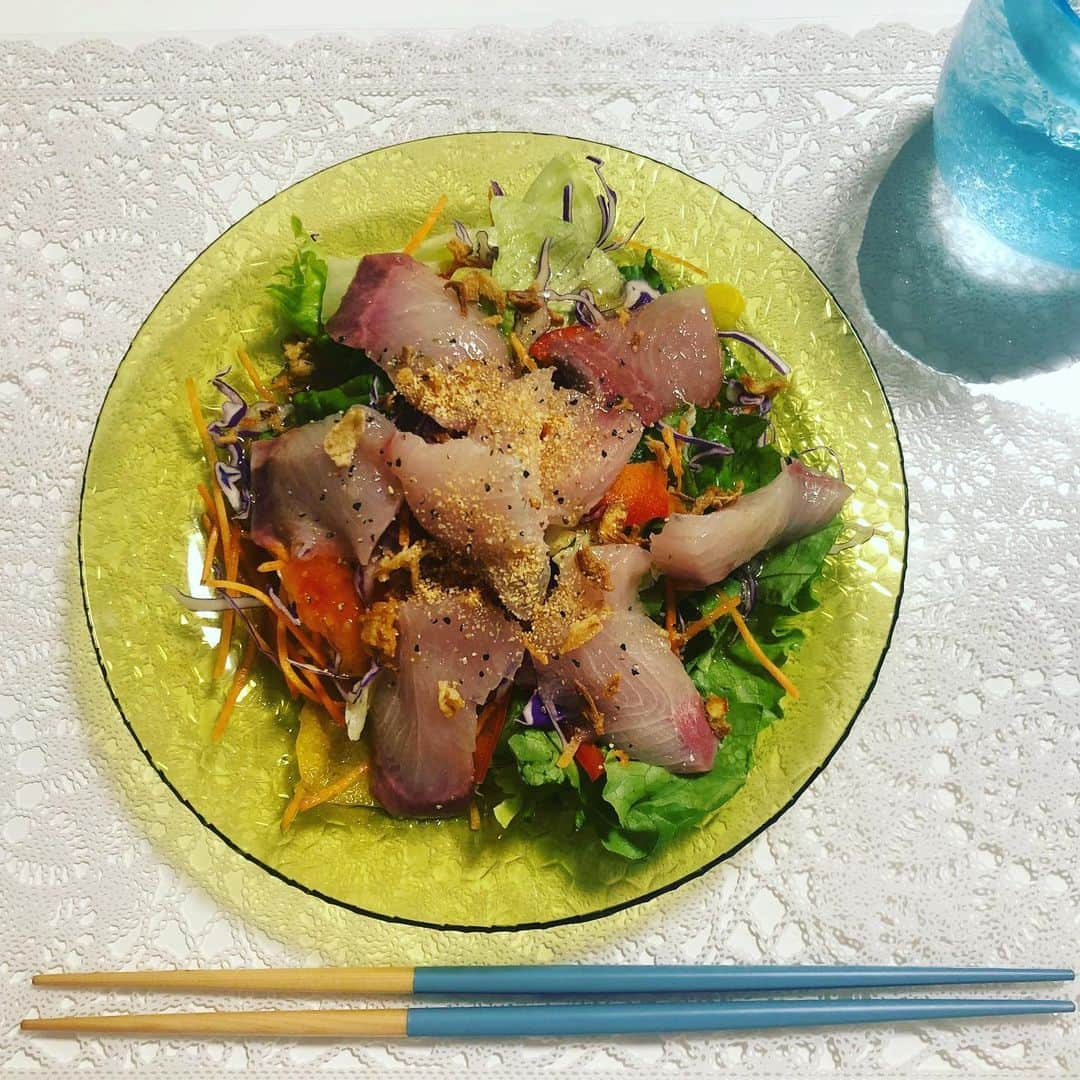 宇都宮まきさんのインスタグラム写真 - (宇都宮まきInstagram)「今日のおやつ🍘は✨ ブリのカルパッチョだょ🤗 生野菜と生魚✨普段は✨土の中と海の中🏖にいる絶対に出会う事の無い２組が出会ってしまった😻 まじロマンティック〜😍😍😍 まきピーもいつかそんな出会いがあるとぃぃょね🥳 今年の目標は✨かけおちだょ＼(^o^)／❣️ バィバーイ🥰 #駆け落ち #昨日お母さんに勧められた #なんで？普通の恋愛でいいやん #母の日に母から駆け落ち勧められた #どっか行ってほしいんかな😂 #まじオカルト〜🤣🤞💓」5月11日 19時02分 - utsunomiyamaki