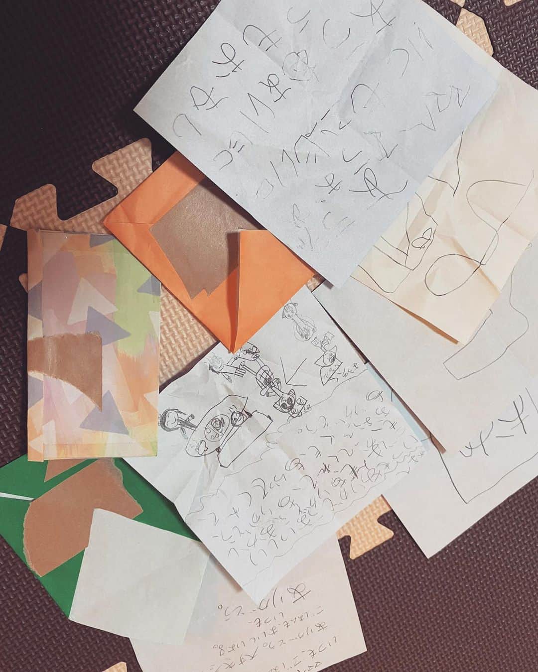 max―Reinaさんのインスタグラム写真 - (max―ReinaInstagram)「昨日は母の日でもありました💐﻿ ﻿ 夜ご飯は大好きなお店のテイクアウトでママは楽が出来たよ〜🤗🍱🍺﻿ ﻿ そして、子供達からのお手紙💕﻿ ﻿ 小学生組は絵が付いていたり、漢字を使ったりと成長したな〜と嬉しくなりました☺️🌱﻿ ﻿ チビ助は一生懸命に書いてくれた謎のメッセージに、家族で大笑い😂‼️‼️‼️﻿ ﻿ でも、お兄ちゃんお姉ちゃんの真似をして一生懸命に書いてくれたんだな〜と思うと、涙が出ちゃうぐらい嬉しかったよ〜🤗🌻﻿ ﻿ 毎年宝物が増えていきます✨﻿ ﻿ パパからはお花のバスフラワー🌸﻿ ﻿ 今日はゆっくり湯船に浸かろうかな〜♨️﻿ ﻿ #母の日﻿ #子供達からのお手紙﻿ #泣くほど嬉しかった﻿ #大事な宝物」5月11日 19時09分 - reina017max