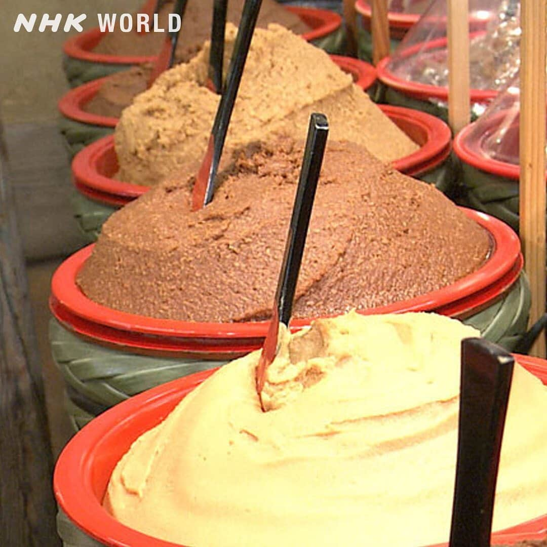 NHK「WORLD-JAPAN」さんのインスタグラム写真 - (NHK「WORLD-JAPAN」Instagram)「Around 1,000 varieties of miso, a fermented soybean paste, are made in Japan! It’s a cornerstone of Japanese cuisine with about 3 kg per person being consumed each year. 😋 Tell is about your miso experience! 🍜 . 👉Swipe up in Stories | Highlights | Free On Demand. . 👉Search | Japanology Plus - Miso | Free On Demand | NHK WORLD-JAPAN website.👀 . 👉Tap the link in our bio for more on the latest from Japan. . . #miso #fermentedfood #fermentedsoybeanpaste #fermentedsoybeans #misopaste #fermentation #japancuisine #misosoup #japanesefoodlover #traditionalfood #japanfood #japanfoodie #oldjapan #madeinjapan #koji #probiotic #goodbacteria #japanesehomecooking #japanesecuisine #japaneats #japanesecooking #cooljapan #discoverjapan #stayhome #japan #PeterBarakan #JapanologyPlus #nhkworld #nhkworldjapan #nhk」5月11日 19時05分 - nhkworldjapan