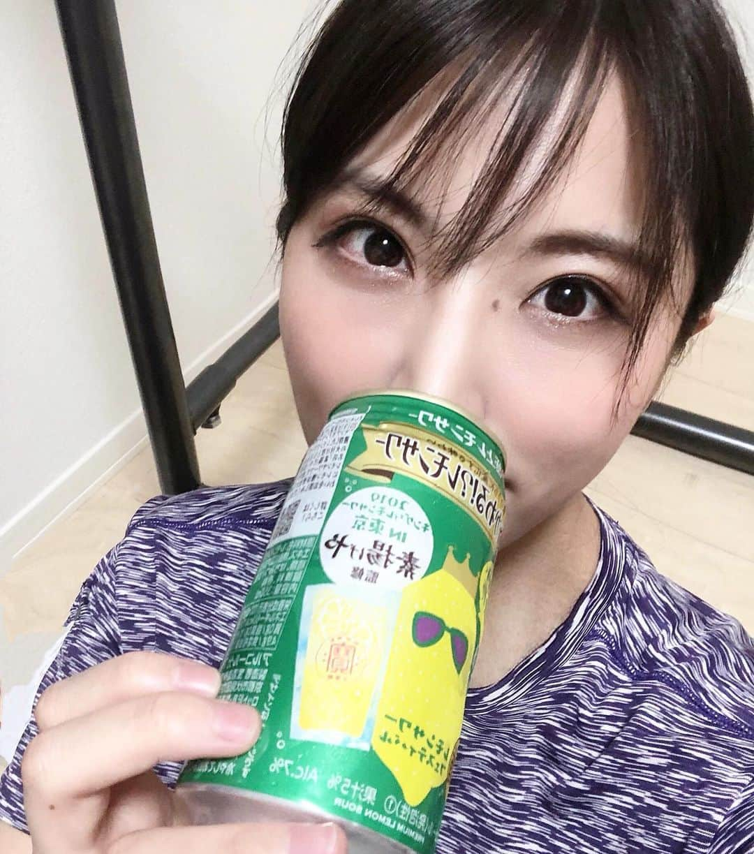 吉田早織さんのインスタグラム写真 - (吉田早織Instagram)「これセブンイレブンに売ってたんだけど﻿ 味が変わるレモンサワー🍋﻿ ﻿ 前半サッパリで後半濃厚なかんじ🥳🥳﻿ 斬新だったw﻿ ﻿ コンビニはセブンイレブン派だけど近くにない〜😂﻿ ﻿ #おうちごはん #おうち時間#follow#followme#美味しい#宅飲み#ビール好きな人と繋がりたい #お酒好きな人と繋がりたい#おうちで過ごそう#レモンサワー#サワー#セブンイレブン#コンビニ飯」5月11日 19時05分 - saoriyoshida034