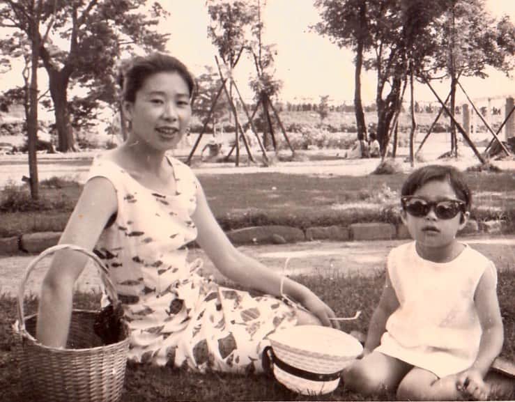野宮真貴さんのインスタグラム写真 - (野宮真貴Instagram)「東京は夜の七時♪﻿ ﻿ 若き日の母と私。﻿ ﻿ 今は母に会いに行けないけれど、青い紫陽花💠を送ったらお礼の電話が。久しぶりに声が聞けて嬉しかった。﻿ ﻿ そして息子からサプライズのカーネーション😭﻿ そうか私も母だった。﻿ ﻿ 一日遅れの母の日投稿。﻿ ﻿ #東京は夜の七時 #母の日 #野宮真貴 #missmakinomiya」5月11日 19時06分 - missmakinomiya