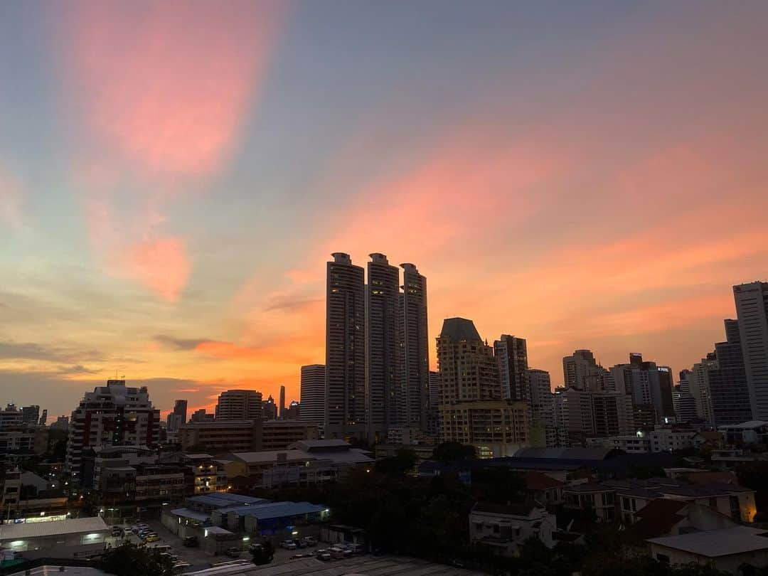 新井利佳さんのインスタグラム写真 - (新井利佳Instagram)「#bangkok #bangkokstyle #bangkokthailand #sky_lovers #sky_collection #sunset #lifestyle #day  #日落 #曼谷 #美 #天空 #喜歡天空 #曼谷生活 #日常  #いまそら部 #空 #空好き #空好きな人と繋がりたい #バンコク #おうち時間 #sunset_sunrise_beautiful #バンコク生活 #過去空 #latepost #yesterdayspic #relaxtime #stayhome  今日は久しぶりの雨降り。これは昨日の空。」5月11日 19時06分 - rika.arai