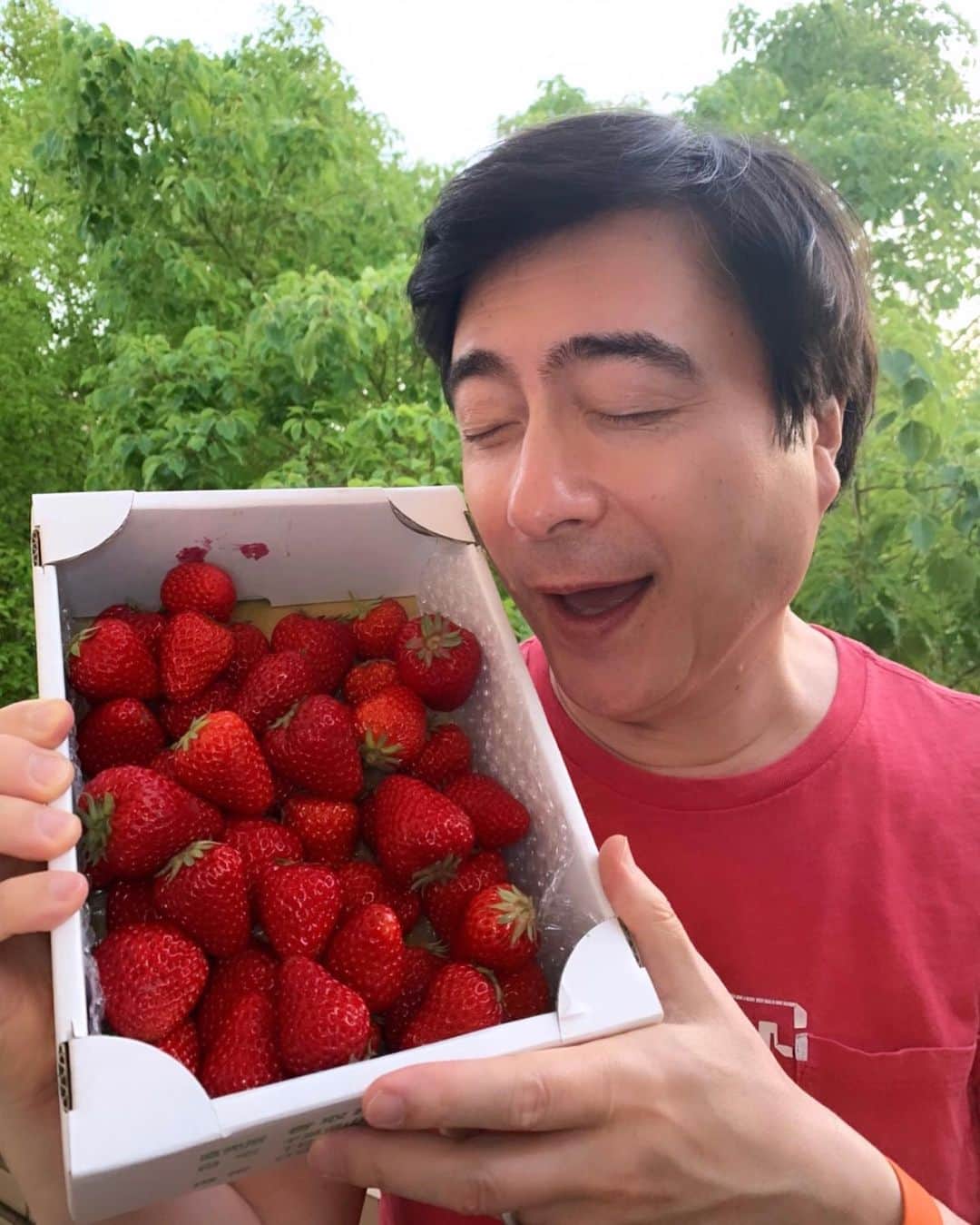 のインスタグラム：「Fresh from 成田🍓 口の中にイチゴーーーーーール！Vitamin C ーーー ! いい香りーーー！  #叫びたい #イチゴ #最高 #vitaminC #おいしい #ありがとう #感謝 #thankyou #stayhome #staysafe #staystrong #love #peace #ジョンカビラ #jonkabira」