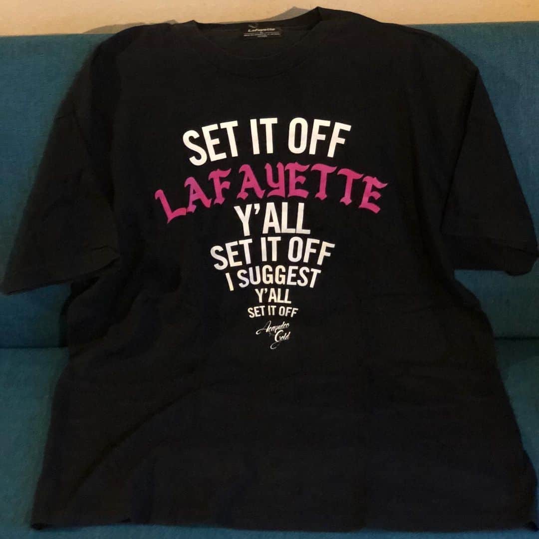 のインスタグラム：「@masato_urata 先輩からバトンを受けまして#bestof_lf_tee はこの二枚！  1枚目は多分一番最初にサポートしてもらったやつだと思う。  当時横浜のレコ屋でバイトしてたらLFスタッフになっていたチーチョがMIX CDを買いに来てくれて10代以来の劇的な再会。俺はHIPHOPにスネてたのか古着ばっか着てたんだけど、店に行ったら金さん（社長）が「ライブあるならこれ持ってってよ！ステージからとか友達にも撒いちゃって」と信じられない量のTシャツをお土産に渡してくれた。初対面の俺に…。その晩、BAY HALLのライブで本当に撒いた（笑）それまでは一切洋服のサポートとか経験した事なかったから嬉しすぎたっす。そこから現在までずっと繋がっております！  んで、2枚目はつながりを証明するブツ。一緒に上海行った時のですな。仕事の都合で俺だけ１日早く前乗りで上海入りし、右も左もわからないまま高速で市街地にいき現地のセレクトショップの店員たちと酒を酌み交わした。怖すぎてDRMの仲間に電話したらみんな一緒にいてビビリって嘲笑されたな…。とんでもなくトンデモナイ状況のライブ＆DJって感じだったけどいろんな経験できて最高だった。帰りの飛行機はCLARK KENTと二人っきりで何気に仲良くなった。でもクラークはファーストクラスだから成田で合流した時はちょっとイラついた（笑）  そんな感じでございやす！いつもサポート有難うございます！！そしてこれから未来永劫よっしゃっしゃっす🎉  続きましてはたまに被る @nonkey1979 とZZの同胞 @djkenta_zzpro に回しまーす！ #lafayette_nyc」