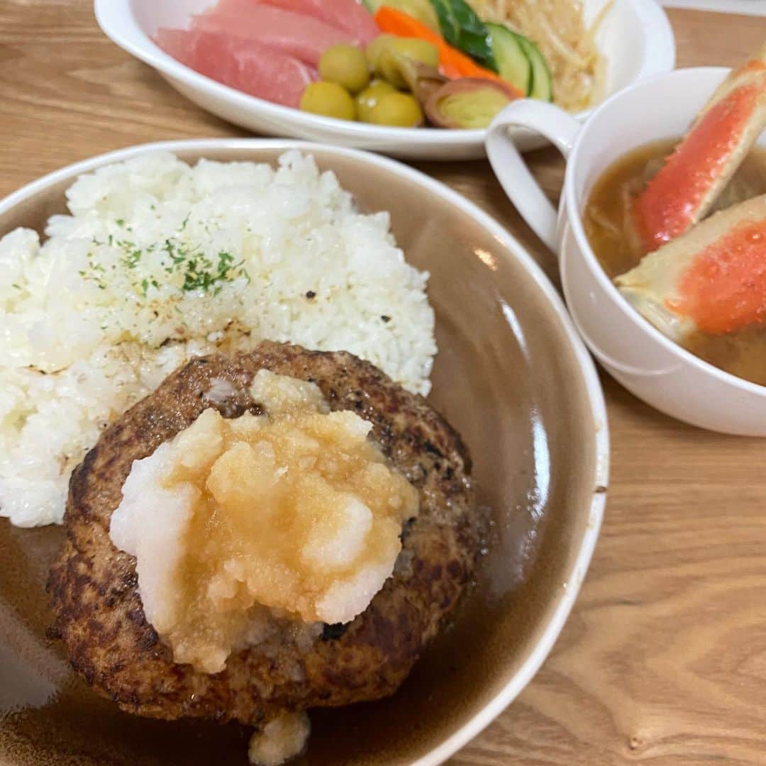 吉江瞳のインスタグラム：「ハンバーグ定食でーす！ 久々にハンバーグ作った！ パン粉ないから食パン炒めてパン粉作ってみました❤️ 今日はおろしハンバーグ！ カニとたっぷり野菜の味噌汁 生ハムオリーブぬかつげもやしナムル 大大大満足です❤️ おいしかったー😋 ハンバーグは200gぺろりしました 明日はデミかな🤔❤️ #よし飯 #ハンバーグ #おうちご飯」