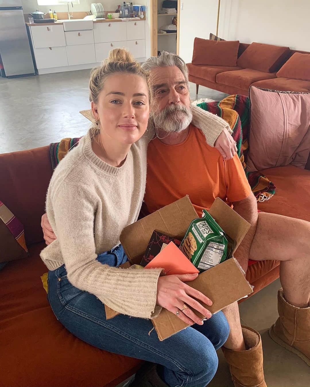 アンバー・ハードさんのインスタグラム写真 - (アンバー・ハードInstagram)「Care packages from friends in times like these mean everything」5月12日 6時05分 - amberheard