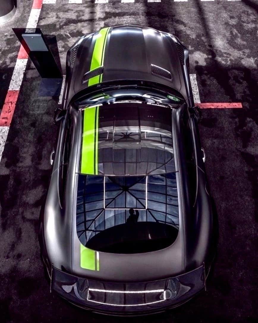 メルセデス・ベンツさんのインスタグラム写真 - (メルセデス・ベンツInstagram)「[Kraftstoffverbrauch kombiniert: 12,4 l/100 km | CO₂-Emissionen kombiniert: 282–284 g/km | mb4.me/DAT-Leitfaden| Mercedes-AMG GT R Coupé]  In times like these, it's good to reflect. #MercedesAMG #AMG #DrivingPerformance #Power #Passion #GTR #Coupé 📸: @jblphotos63 via @mercedesamg」5月12日 6時08分 - mercedesbenz