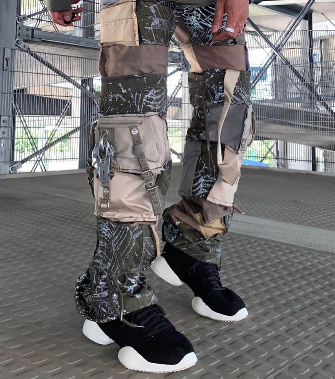 ジョージジーナ&ルーシーさんのインスタグラム写真 - (ジョージジーナ&ルーシーInstagram)「@brandanjosh got creative again 🔥 Look at those sick pants #georgeginalucy #gglsquad」5月12日 4時40分 - georgeginalucy