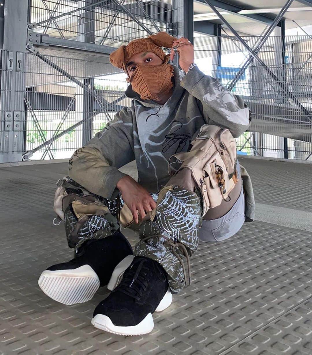 ジョージジーナ&ルーシーのインスタグラム：「@brandanjosh got creative again 🔥 Look at those sick pants #georgeginalucy #gglsquad」