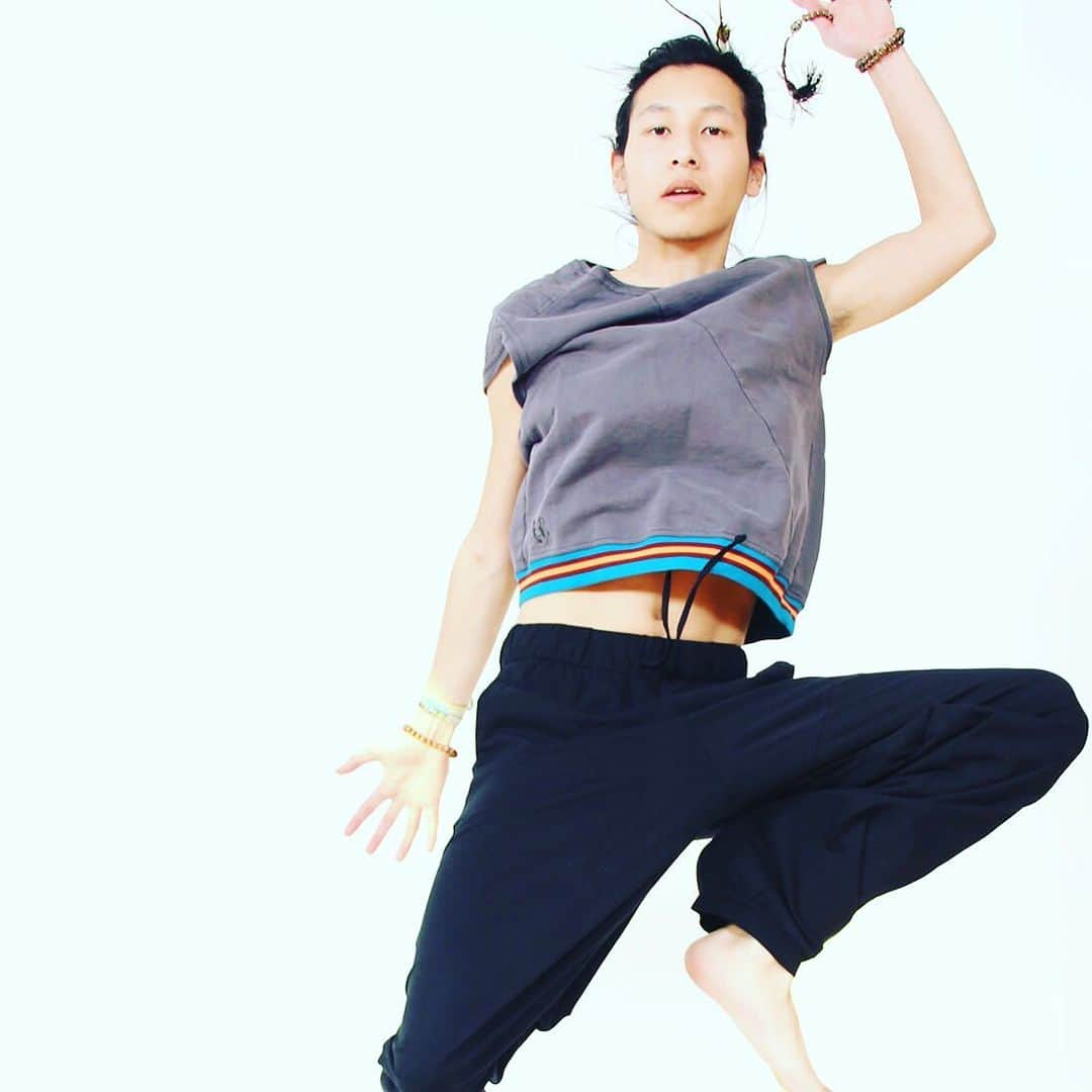 プランシングレパードオーガニクスのインスタグラム：「Quarantine style, comfy Istanbul pants, organic cotton, unisex, with big side pockets. For #yoga #pilates #hiking #workout In stock. . . . . . #organic #organiccotton #ecofriendly #sustainablefashion #sustainableliving #sustainability #movement #quarantinelife #quarantineandchill #stayhomestayfit #lifeisbeautiful」