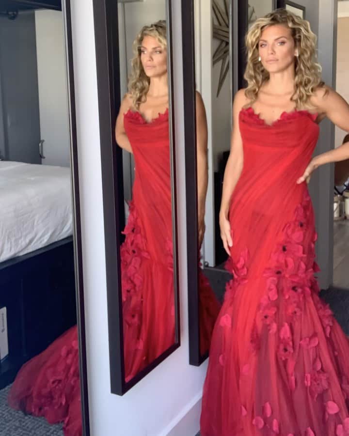 アナリン・マッコードのインスタグラム：「Got my gown for Thursday night! (Had to make sure I could get into it. All alone. Hahah) 👗 = @mark_zunino  WHO’s JOINING ? *link in bio (Ladies/Gown-Wearers DM me your “zipper reach” with the #InTHISTogetherGala and I’ll post on my story)」