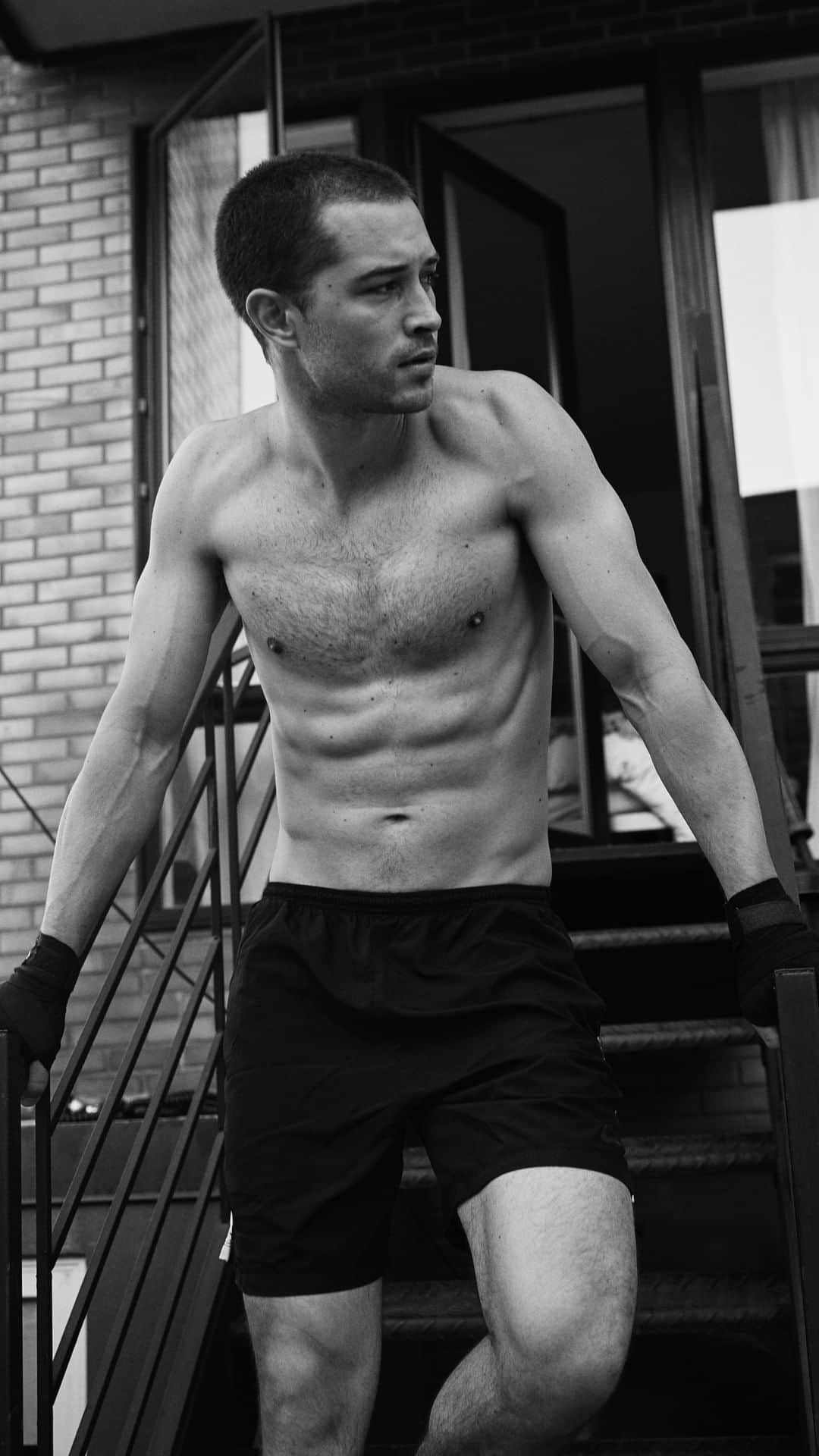 フランシスコ･ラチョースキーのインスタグラム：「Quick 20 min workout to start the day in a good mood!  @gqbrasil live」