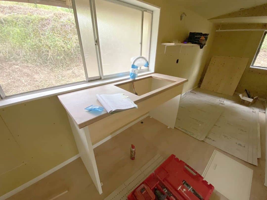 有限会社 稲葉製材住宅のインスタグラム：「リノベーション物件　Day13 【洗面台とか取付け】 洗面台とか手洗器とか諸々を取付けていきます🏋️‍♂️ お客さんの持込品も対応します👍 これ付けたーいなどなどオッケーな感じです🙆‍♂️ #持込オッケー #お客さん支給品 #オンリーワン #DIY #洗面台 #工事途中 #リノベーション #リフォーム #快適な家 #リノベーション住宅 #空き家 #暮らしやすい家 #使いやすい家 #丁寧な家づくり #暮らし #日々 #家づくり #家 #マイホーム #リノベ #高品質 #高性能住宅 #いい家 #工務店 #熊本 #玉名 #山鹿 #稲葉製材住宅 #イナバ #セレクト工務店」