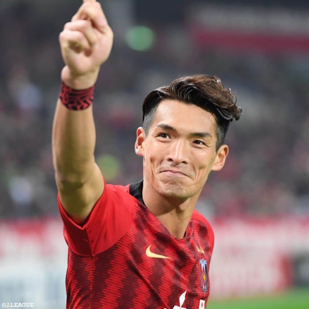 のインスタグラム：「選手のギャップを紹介✨﻿ ﻿ 今回は、﻿ #浦和レッズ の #槙野智章 選手♦️﻿ ﻿ 髪をセットして前髪をあげた姿と﻿ 前髪を下ろした姿のギャップを比較😊﻿ 前髪アリの姿はスワイプしてチェック‼️﻿ ﻿ そして、本日5月11日は﻿ 槙野選手33歳のお誕生日です🥳﻿ おめでとうございます🎉🎊㊗️﻿ ﻿ #Ｊリーグ﻿ #jleague﻿ ﻿ #urawareds #♦️﻿ #ドキドキ #メロメロ #😍 #💕﻿ #髪 #髪型 #髪セット﻿ #ヘアスタイル #ヘアアレンジ﻿ #hair #hairstyle ﻿ #ギャップ #gap﻿ #ギャップ萌え #ギャップ萌﻿ #比較 #スワイプ #swipe﻿ #スワイプしてね﻿ #お誕生日 #お誕生日おめでとう﻿ #happybirthday #5月生まれ #may﻿ ﻿ ※2019シーズン以前の写真も使用しています」