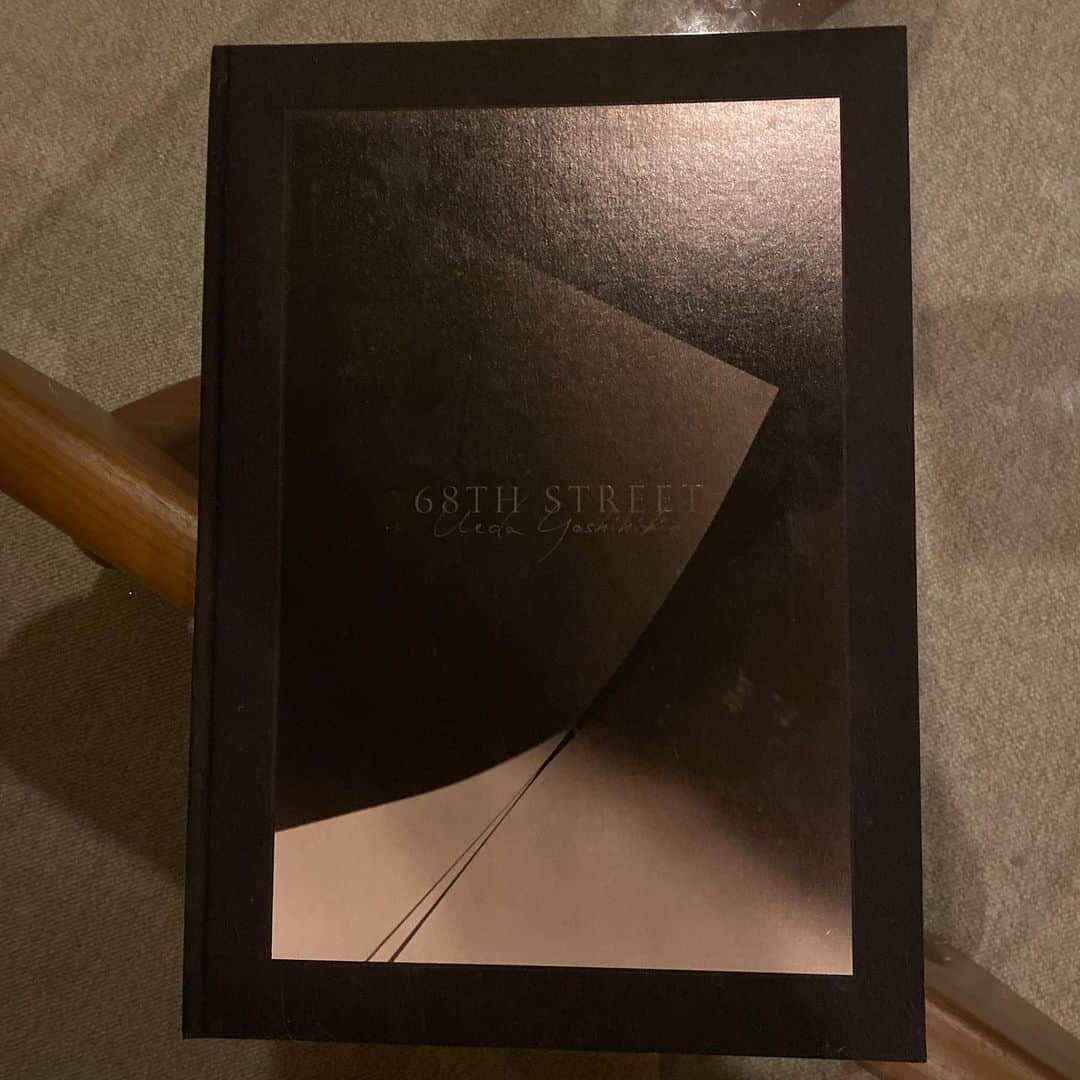 Yusuke Saekiのインスタグラム：「#bookcoverchallenge 4冊目は上田義彦、 68TH STREET . 美しい光と影のモノクロ写真。 デザインはファビアンバロン。 . プリントの美しさにも圧巻です。」
