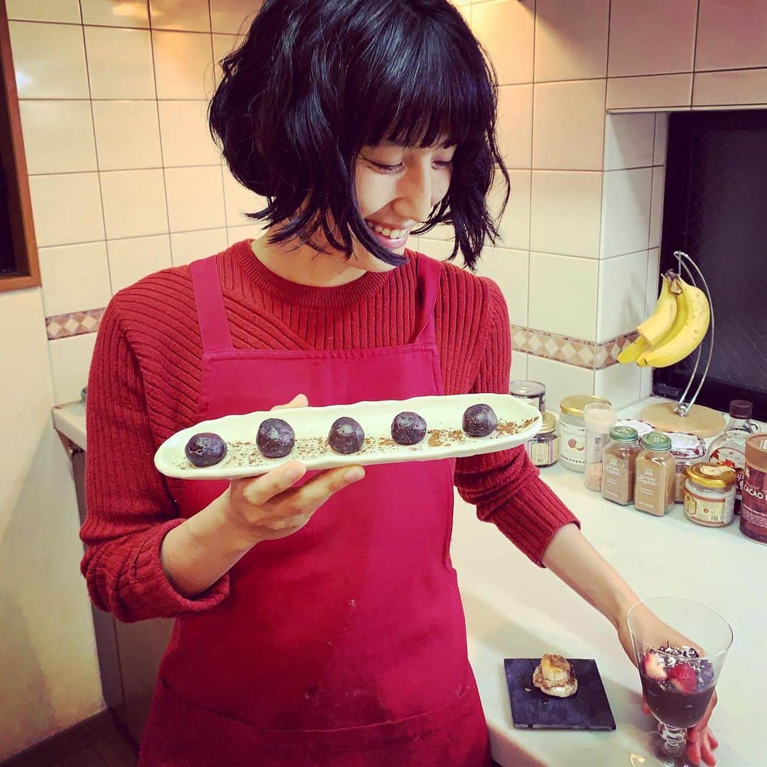 望月一花のインスタグラム：「みんなでオヤツ作ろう会、楽しかったなぁ〜🥰 3分で作れるオヤツ3種だとあっという間な感じがして、おまけでさらに➕３つくらい伝えました😚💕 ・ いつまで続けるかは分かりませんが、こんな状況下なのでなるべく定期的に開催しています。 詳しくは @veggydarling にて✍️ ・ みんながお家に居ながらにして、心豊かに美味しく健やかにいられますように🧚‍♀️💖」