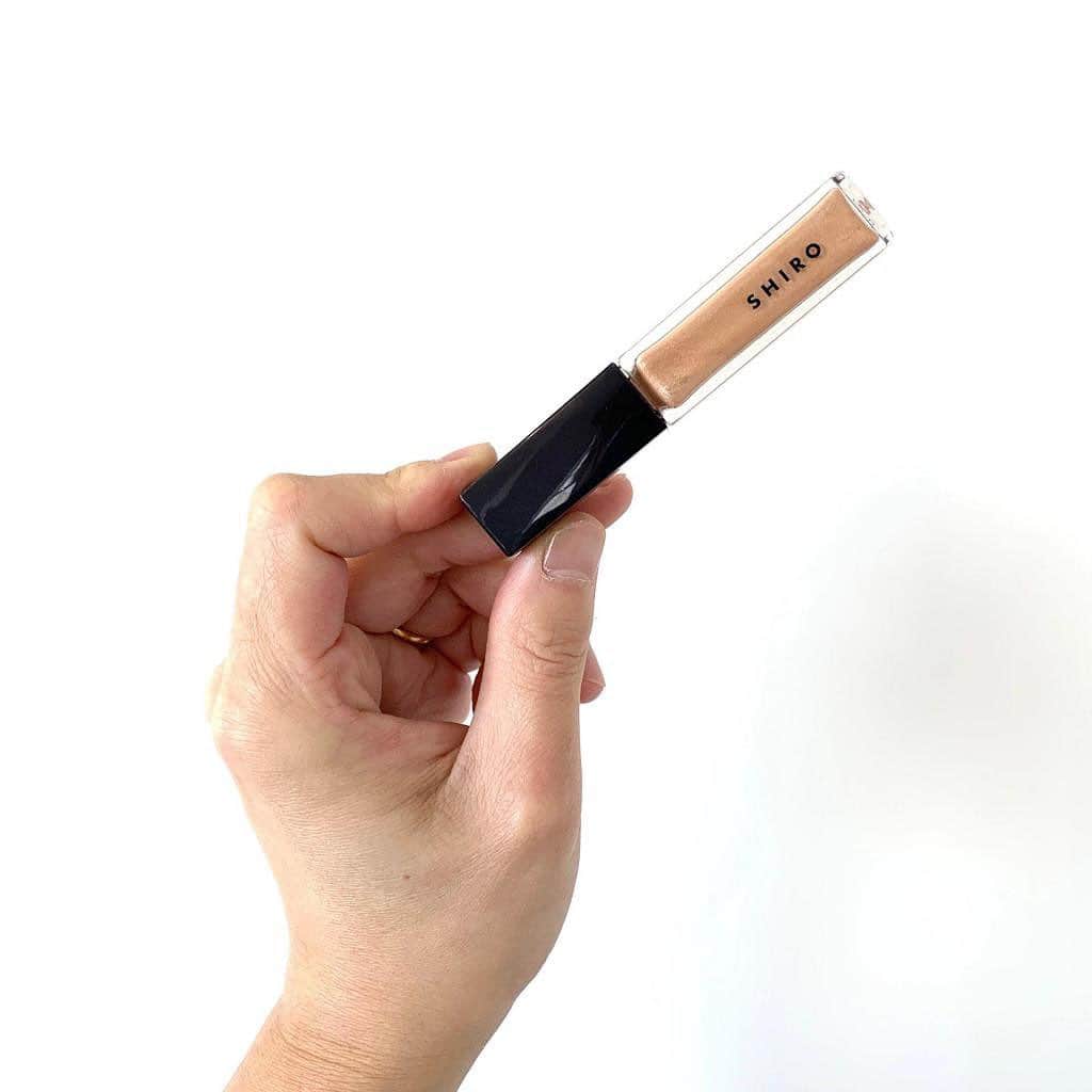 久保雄司のインスタグラム：「みんなこれ買った😊？ オンラインサロン 【kuboさんのスナック💄】 では発売前からレビューと激推ししてたSHIRO カレンデュラアイシャドウリキッド 0C03✨ . . . ◎SIXのご予約 ◎オンラインサロンkuboさんのスナックのご入会 ◎オンラインサロン美容師予備校のご入会 はプロフィールのLINKから全てできます😊  #久保雄司オンラインサロン #kuboさんのスナック #クボコスメ」