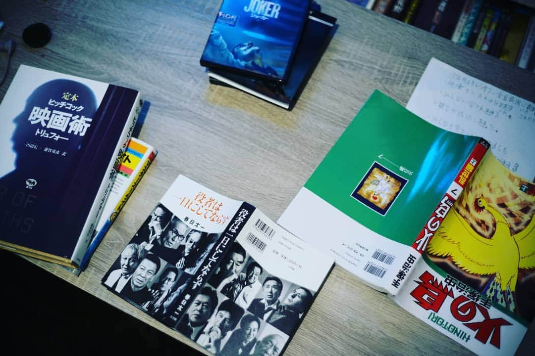 山田裕貴さんのインスタグラム写真 - (山田裕貴Instagram)「#ふと机見たらカオスだった ※「本読むの苦手です」というコメントがあったので捕捉☝️ 本読むの得意じゃないです  だからめちゃ時間かかります(笑)  あ、あと  学んでるんじゃなくて  考え方を知るって感覚です✨」5月11日 21時13分 - 00_yuki_y