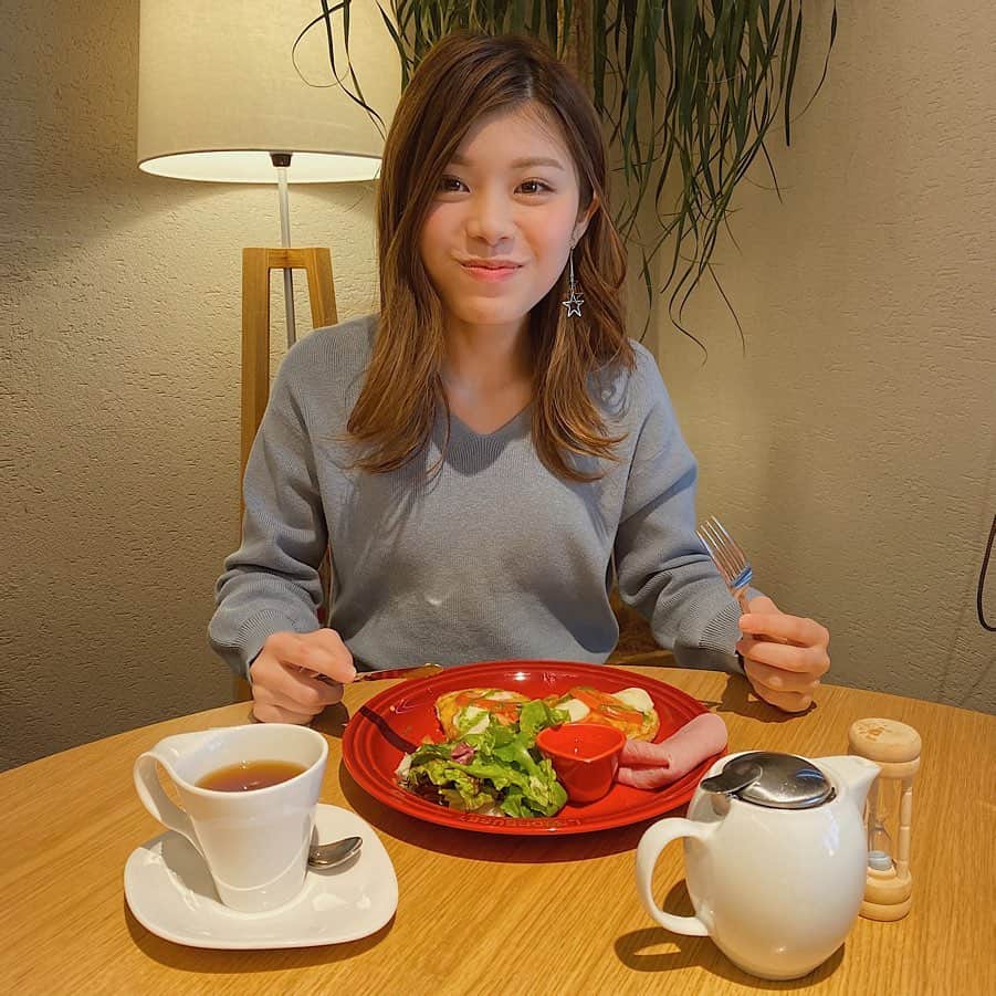 池田真子さんのインスタグラム写真 - (池田真子Instagram)「なんかちょっと懐かしくも見えてくる前の写真、、！ ． ． 今の状況が落ち着いたら、またこの頃みたいにカフェにも行けるようになったら良いなぁ＊° ． ． って思いながら、 最近はおうちカフェにハマってる！！ ． ． ． 最後のポーチドエッグは100均グッズのおかげでレンジで簡単に作れた！ (ナイフとフォーク逆なのは気にしないで！笑) ． ． ． ． ． 今まで出来なかったことが少しずつできる余裕が出てきて、おうち時間も色々楽しめてる♩ ． ． ． 食べ物の写真も色々撮り溜めしてて、前の写真も上げながらちょくちょく最近のもあげていくね＊° ． ． ． ． ． ． ． それにしてもこの写真、美味しそうな顔やな(笑) ． ニヤケが抑え切れてないわ！ ． ． #時差投稿 #時差スタグラム #カフェ #おうちカフェ #おうち時間 #ポーチドエッグ #朝ごはんプレート #ワンプレート #ワンプレートごはん #100均 #ダイソー #DAISO #レンジで簡単 #instagood #instafood #instagram #breakfast #lunchtime #stayhome #love #poachedeggs #homecafe #happy」5月11日 21時15分 - mako_ikeda