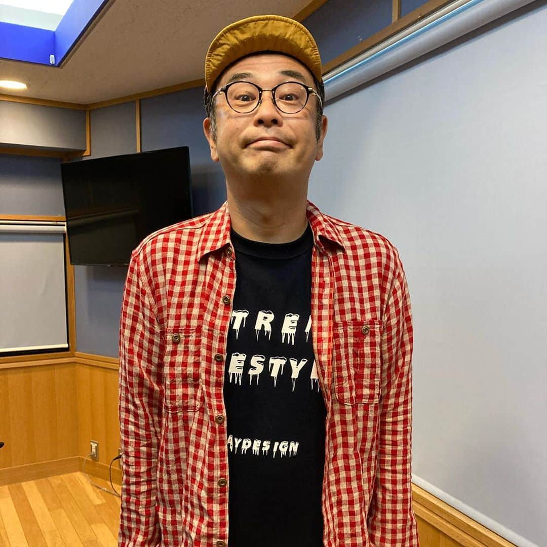 中島ヒロトさんのインスタグラム写真 - (中島ヒロトInstagram)「Tシャツチャレンジその4。  1週間ぶりに髭剃ったので（笑）、顔出し、で（笑）。 エクストリーム・ライフスタイル。ちょっと涼しげなグラフィック。 キャップはクレの定番キャップ、メッシュバージョン。今日は暑かったですね。 パンツはカモシカのハイクパンツ。超履きやすいし、よく工夫されてます。 帰りは少し気温も下がるので、ジェラードのシャツを羽織って。2020SSのアイテム。気に入ってます。 時計はまだまだ現役のホットビズ・タッチスクリーン。 今週も楽しく頑張ります。  #playdesign #noplaynolife  #clefhats  #km4k #paradiceishere  #jelado  #jeladowest  #workdaysbecameplaydays  #staycreativestayplayful」5月11日 21時15分 - djhirotonakajima