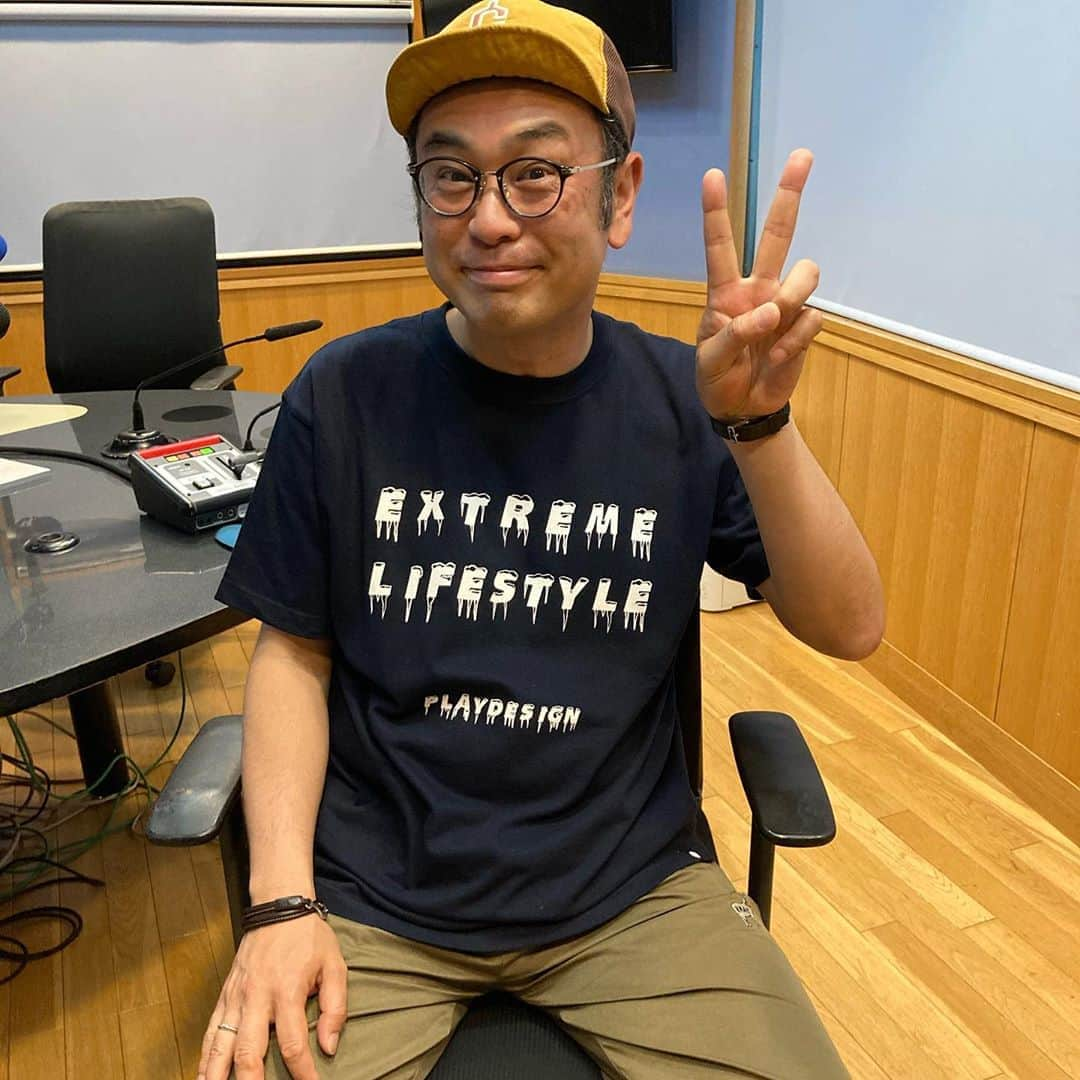 中島ヒロトさんのインスタグラム写真 - (中島ヒロトInstagram)「Tシャツチャレンジその4。  1週間ぶりに髭剃ったので（笑）、顔出し、で（笑）。 エクストリーム・ライフスタイル。ちょっと涼しげなグラフィック。 キャップはクレの定番キャップ、メッシュバージョン。今日は暑かったですね。 パンツはカモシカのハイクパンツ。超履きやすいし、よく工夫されてます。 帰りは少し気温も下がるので、ジェラードのシャツを羽織って。2020SSのアイテム。気に入ってます。 時計はまだまだ現役のホットビズ・タッチスクリーン。 今週も楽しく頑張ります。  #playdesign #noplaynolife  #clefhats  #km4k #paradiceishere  #jelado  #jeladowest  #workdaysbecameplaydays  #staycreativestayplayful」5月11日 21時15分 - djhirotonakajima