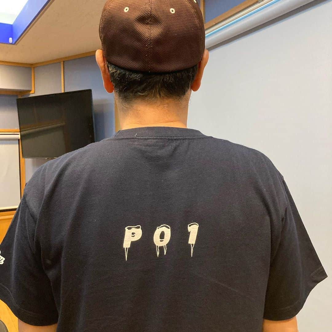 中島ヒロトさんのインスタグラム写真 - (中島ヒロトInstagram)「Tシャツチャレンジその4。  1週間ぶりに髭剃ったので（笑）、顔出し、で（笑）。 エクストリーム・ライフスタイル。ちょっと涼しげなグラフィック。 キャップはクレの定番キャップ、メッシュバージョン。今日は暑かったですね。 パンツはカモシカのハイクパンツ。超履きやすいし、よく工夫されてます。 帰りは少し気温も下がるので、ジェラードのシャツを羽織って。2020SSのアイテム。気に入ってます。 時計はまだまだ現役のホットビズ・タッチスクリーン。 今週も楽しく頑張ります。  #playdesign #noplaynolife  #clefhats  #km4k #paradiceishere  #jelado  #jeladowest  #workdaysbecameplaydays  #staycreativestayplayful」5月11日 21時15分 - djhirotonakajima