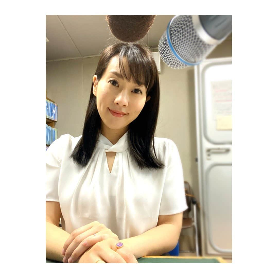 實石あづささんのインスタグラム写真 - (實石あづさInstagram)「. 今日は暑かった！ マスクしてるから より暑かった！ でもしないわけにいかないし🤔 熱中症対策も しっかりせねばですね！ . そんな今日は なるべく涼しいトップスを着て、 体温調節は羽織り物を使って 乗り切りました🙌 夏服が着られるのは嬉しい😳 . #東京 #夏日 #暑かった  #手話ニュース #ニュースリーダー  #ニュース #tv #eテレ #nhk  #コロナに負けるな  #わたしたちができること  #いまできること  #ひとつひとつ  #フリーアナウンサー #實石あづさ」5月11日 21時22分 - azusa_jitsuishi