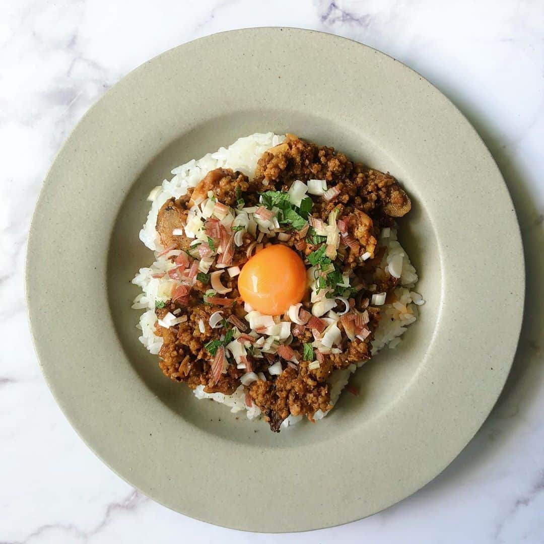 のインスタグラム：「🍛﻿ ﻿ LINELIVEで配信しながら作った﻿ ごぼうとたけのこの和出汁キーマ🍛﻿ ﻿ みょうがと大葉をあしらっておめかしして🌿﻿ 真ん中に黄身をのせてスタイル良くしてあげましょう🍳🕺﻿ ﻿ ﻿ 初めて配信しながらカレー作ったら﻿ だいぶロックな工程になりましたが﻿ やっぱりキーマは作りやすくておいしいね🍛﻿ ﻿ ﻿ 久しぶりに和出汁キーマ作ったけど﻿ 自分のカレーの中で﻿ いちばん好きかもしれん…🤍﻿ 今度はみんなで一緒に作りましょう！﻿ ﻿ ﻿ ﻿ #timeiscurry #curry #curryrice #currystagram #カレー #スパイスカレー #カレーライス #家カレー #キーマカレー #カレー好きな人と繋がりたい #カレー部 ﻿ #よしざわ窯 #onthetable #益子焼 #お皿 #自炊 #家カレー #料理好きな人と繋がりたい #料理女子 #おうち時間 #おうちごはん #よるごはん」
