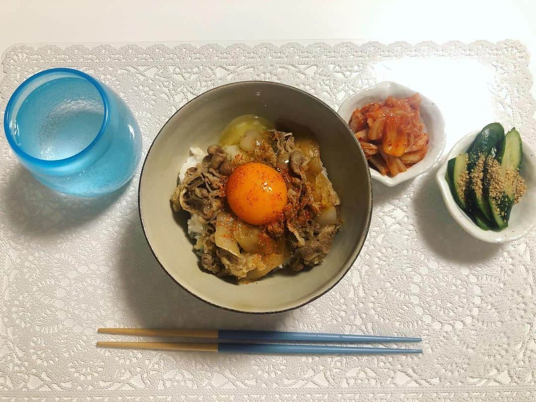 宇都宮まきさんのインスタグラム写真 - (宇都宮まきInstagram)「晩ご飯は牛丼ゃで‼️ 酸っぱいキムチ✨やっと今日で終わる😭 長い道のりやったなぁ🤓 次は絶対ちっちゃいパックのん買ぉ ファミリーぶってファミリーサイズ買うのやめょ よー考えたら一人暮らしやったわ😂❣️ 大爆笑🤩ゃで❣️」5月11日 21時24分 - utsunomiyamaki