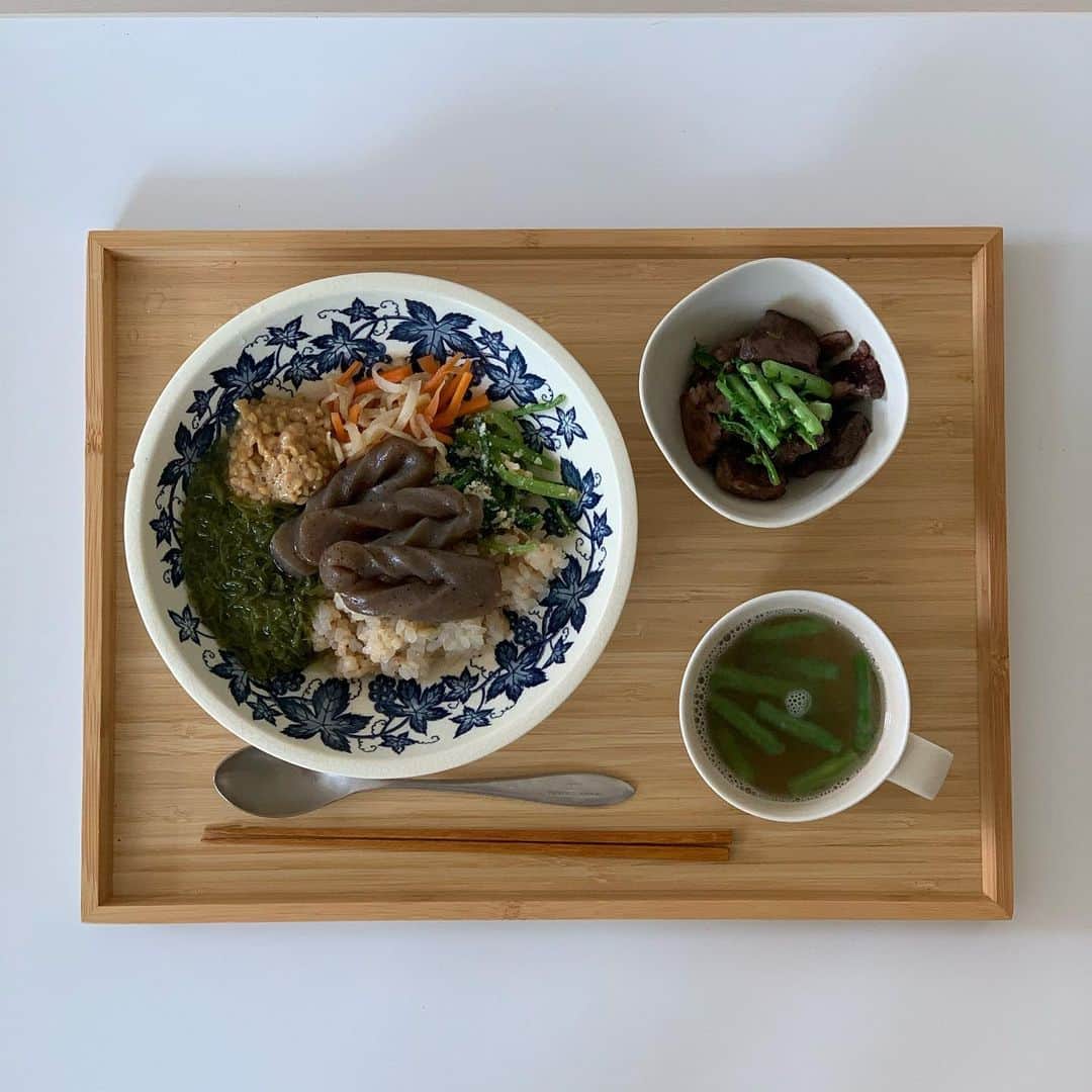 斎藤なりのインスタグラム：「最近ハマってる作り置き料理は 「こんにゃくの甘辛煮」 こんにゃくには不溶性食物繊維が豊富で 美容・ダイエットにめちゃくちゃ効果的なんですよ〜💯 オススメなのでレシピ載せておきますね☑︎ -------------------------------------------------- 【材料】 ☑︎こんにゃ く...1枚 ☑︎酒...大さじ1 ☑︎みりん・醤油・砂糖...大さじ2分の1 ☑︎赤唐辛子...少々 ☑︎だし汁...50ml ☑︎サラダ油...小さじ1 【作り方】 ⑴こんにゃく1cmカット ⑵切り口に縦に切り目を入れ端を輪にくぐらせ編む ⑶熱湯でサッと茹でる ⑷熱したフライパンにサラダ油をひく ⑸調味料と茹でこんにゃくを炒め 汁気が少なくなったら完成💮 -------------------------------------------------- 美味しくて簡単なので是非作り置きレシピとして 作ってみてね！感想待ってるよ🌷 #となりの食卓　#朝ごはん #朝ごはんの記録 #おうちあさごはん #おうちごはん #あさごはん #いえごはん #家ごはん #朝食 #iegohanphoto #フーディーテーブル #和食 #和食朝ごはん #和食ごはん #豊かな食卓 #朝時間 #私のおいしい写真 #丁寧な暮らし #私のおいしい写真 #iPhone写真 #料理 #料理写真 #wp_deli_japan #mycook365 #てづくりごはん365 #キッチングラム #おうちごはんlover #タベリー」