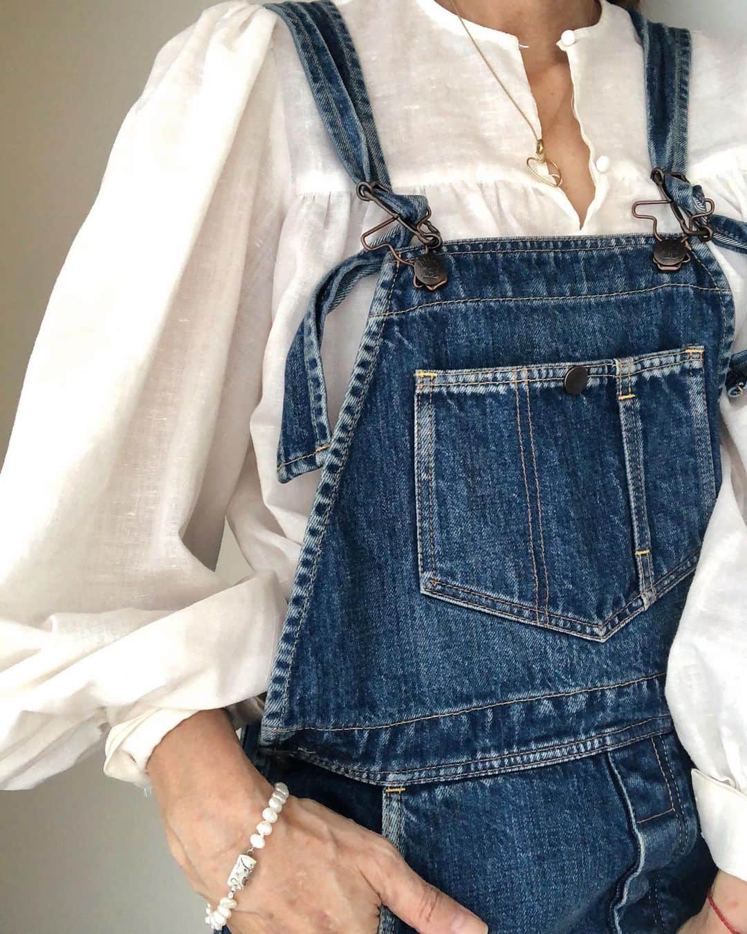 のインスタグラム：「見たいインスタライブが同時刻にあると  もうソワソワしてしまう 今だけでもいいから2つ同時に見れる機能を作っていただきたい..... 今週は何点かアップ予定ですがボリュームたっぷりなこのトップスも販売予定です  オーバーオールには袖や襟にひとクセあるものを選ぶと子供っぽくならないですよ  #swellvtg #販売予定品 #tops #overall #johnbullprivatelabowomens」