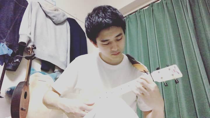 岡田竜（岡田桜井）のインスタグラム：「Lemon  #ウクレレ #ソロウクレレ #ukulele #lemon #しかし暇ですな #暇っていう漢字が画数多いのは #暇な時に暇って書くことによって #ちょっとでも暇を潰せるようになんですかね #そんなことを考えるくらいには暇です #outdoorukulele」