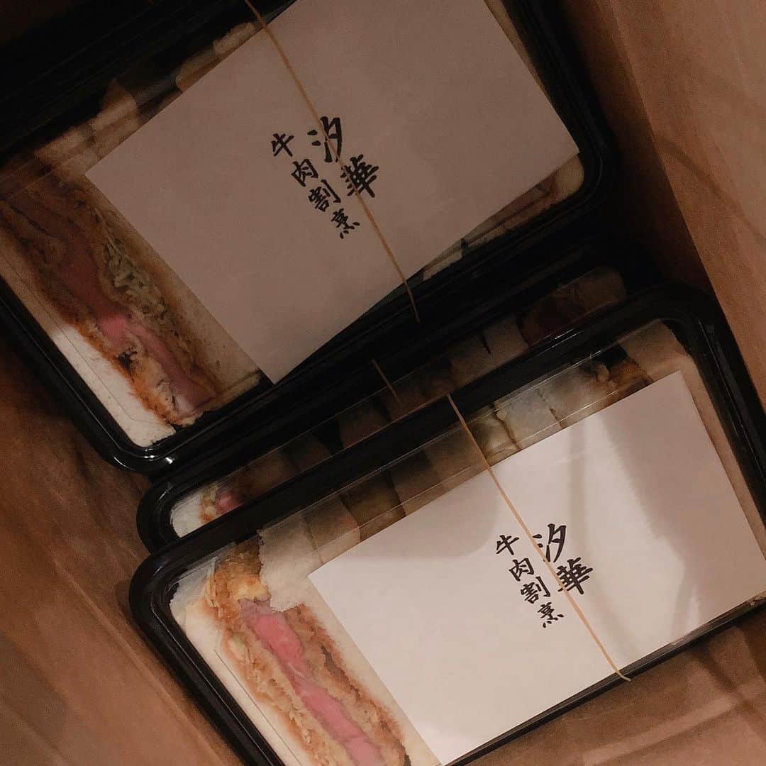百合沙さんのインスタグラム写真 - (百合沙Instagram)「まだ情報解禁前の作品の、主演の方からの差し入れでいただきました！ 初めていただいたんですがマジでメッチャ美味しかった… 晩ごはんの後の夜食でしたっ！ #汐華 #差し入れ #夜食 #サンドイッチ #お肉」5月11日 21時38分 - dorado.yurisa