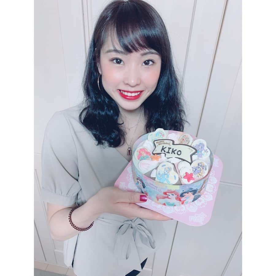 横田葵子のインスタグラム：「今日で23歳になりました！ 7年ぶりに自宅で誕生日を迎えました！笑  世界中が大変な中、こうやって生活できていることに感謝をしなければいけないなと改めて感じました。  そしてフェアリーのみんなが、電話で集まってお祝いをしてくれました💕✌️ 本当に幸せです❤️ あゆの伴奏に合わせて、みんなでbirthday songを歌ってくれましたー🎶 バラバラなのもうちららしい😂 最高に嬉しかったです！ ますますみんなに会いたくなりました😘💕 会える日を楽しみに、今できることを精一杯頑張ります💪  #お誕生日 #ありがとう #フェアリージャパン #23歳　になりました！ #感謝の気持ち #幸せな1日　になりました！ #これからも応援よろしくお願いします！」