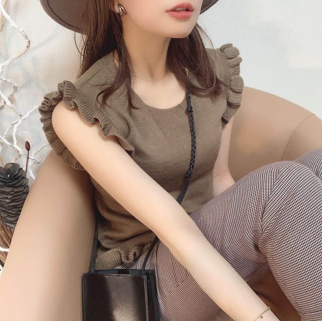 nyaachanさんのインスタグラム写真 - (nyaachanInstagram)「* 二の腕を細く見せたいひとはぜひ、袖がフリルになってるトップスを選んでください☺︎w このトップスはとりあえず腕隠してくれて細く見えるありがたい服😂 ソールドアウトになってたけど、多分再販されてたはず…まだあるかな？なかったらごめんなさい💦→ @isntshe_official のやつです🙌 * * 2枚目☺︎お菓子作り、タルト🥧 実はタルト初めて作った🤣 色々大変やったw まだまだな部分いっぱいやけどwとりあ仕上がってよかった☺️💕 * *  #instagood#instafashon#今日の服#今日のコーデ#おしゃれさんと繋がりたい#プチプラファッション#プチプラコーデ#カジュアルコーデ#着回しコーデ#夏コーデ#大人カジュアル#韓国ファッション#きれいめカジュアル#きれいめコーデ#ガーリーコーデ#おちびコーデ#低身長#selectshopapricot#腕痩せ#二の腕痩せ#着痩せコーデ#isntshe#ユニクロパンツ#ユニクロ#ユニジョ#ハット#お菓子作り#タルト#cooking#cake」5月11日 21時41分 - naokoko70