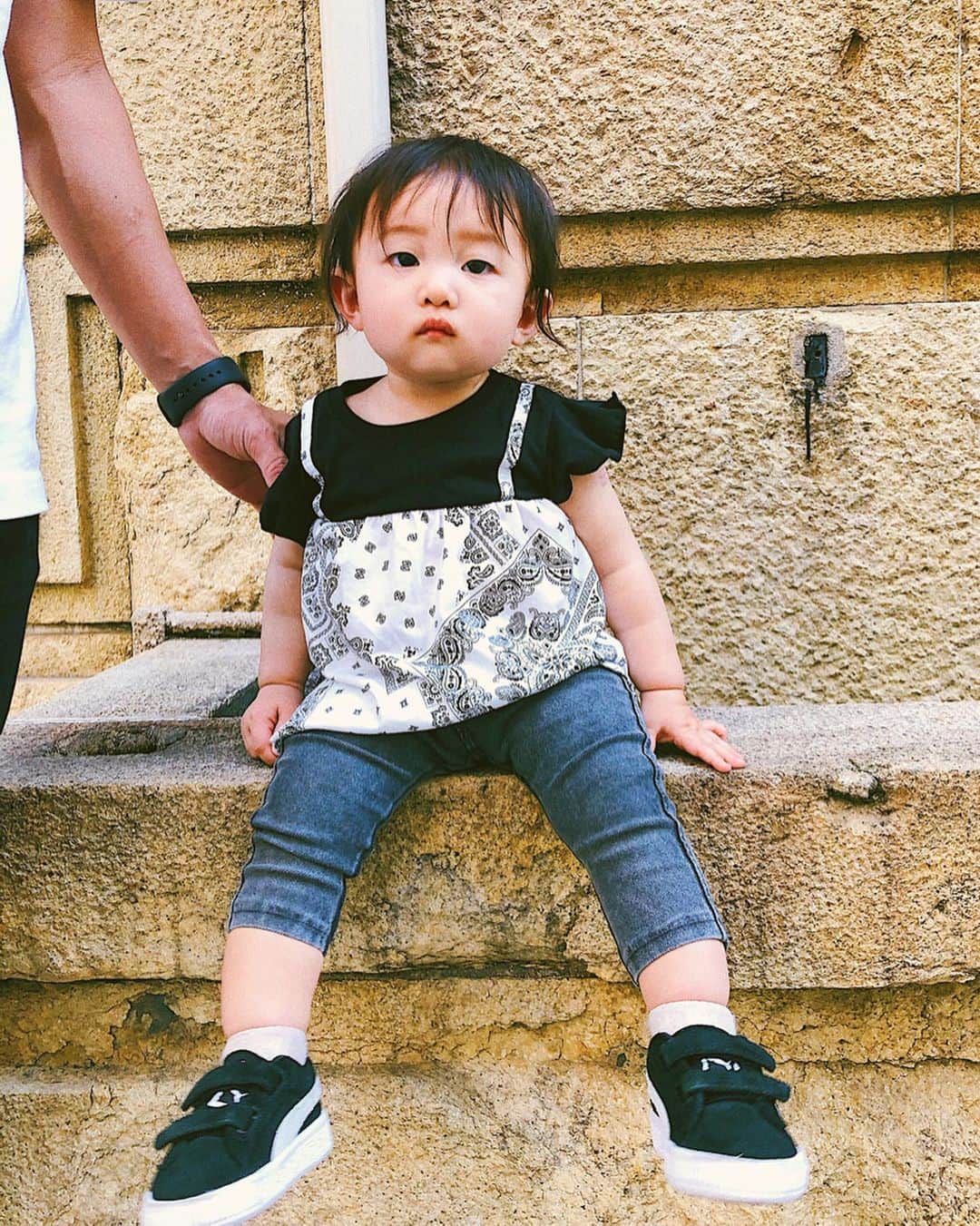 七菜香さんのインスタグラム写真 - (七菜香Instagram)「生まれる前に買った　@puma のスニーカー履いて 歩けるようになりました😍👏🏻 ここ2週間の成長が凄ましくて 嬉しい半面寂しいような複雑な気持ち😂😂 最近は、"ココラキのお散歩は私がしたい！！"欲がスゴくて 大人しくて賢いココさんが相手してくれてます☺️💕 ・ ・ ・ ・ ・ ・ #daughter #momanddaughter #momlife #babygirl #10monthsbaby #family #mood #daily #babyfashion #puma #instamood #instagood #女の子ベビー #女の子ママ #生後10ヶ月 #お散歩 #すぐそこまでが軽く1時間超える　#😂😂😂」5月11日 21時44分 - nanaka0118