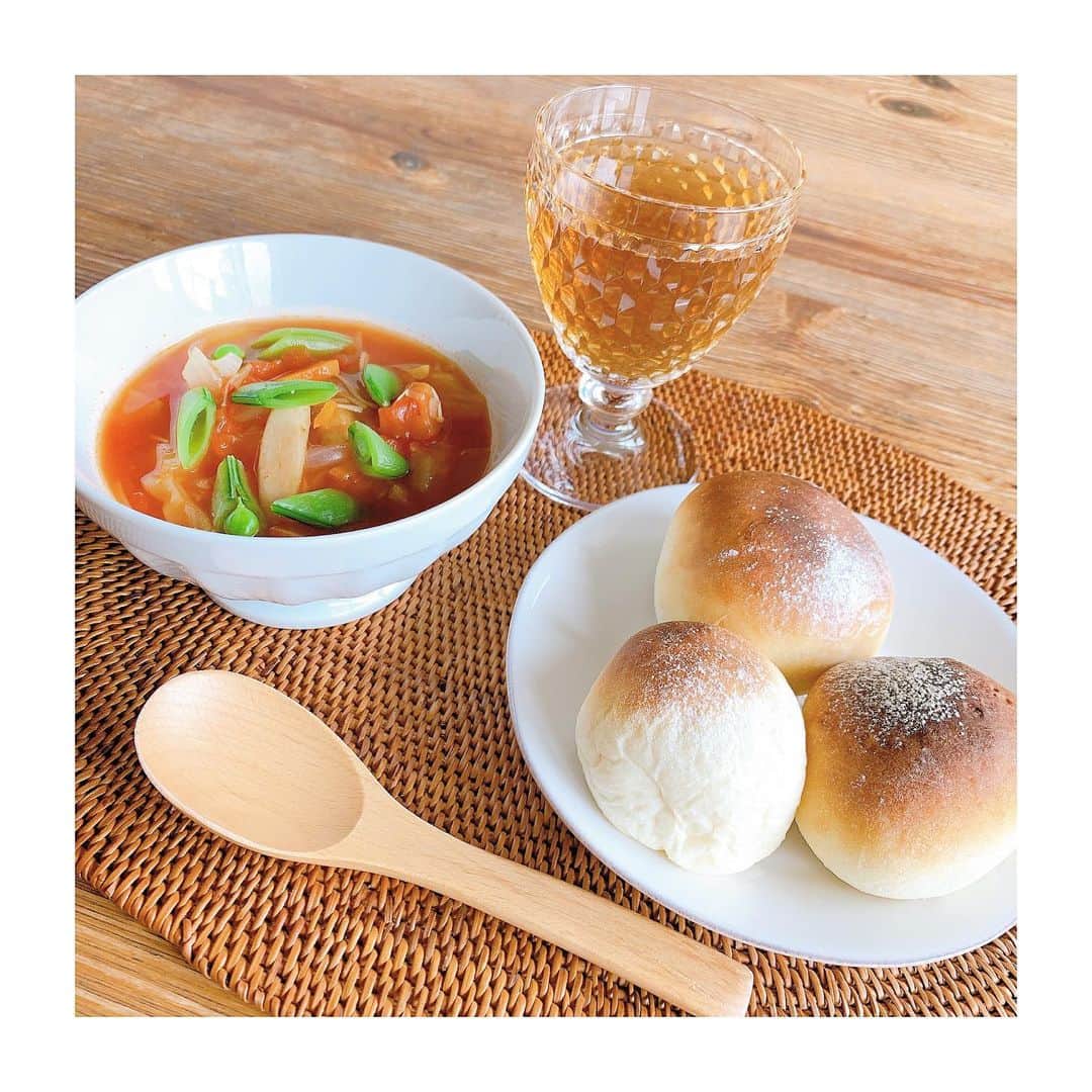 坂元葉月さんのインスタグラム写真 - (坂元葉月Instagram)「﻿ 私はパンをツクリマシタ。﻿ ﻿ ﻿ 混ぜて捏ねてヤキマシタ。﻿ ﻿ 中にチーズなんかイレテミマシタ。﻿ オイシカッタデス。  #パン #パン作り #おうち時間 #stayhome #cooking #pan」5月11日 21時48分 - wasuta_hazuki_sakamoto