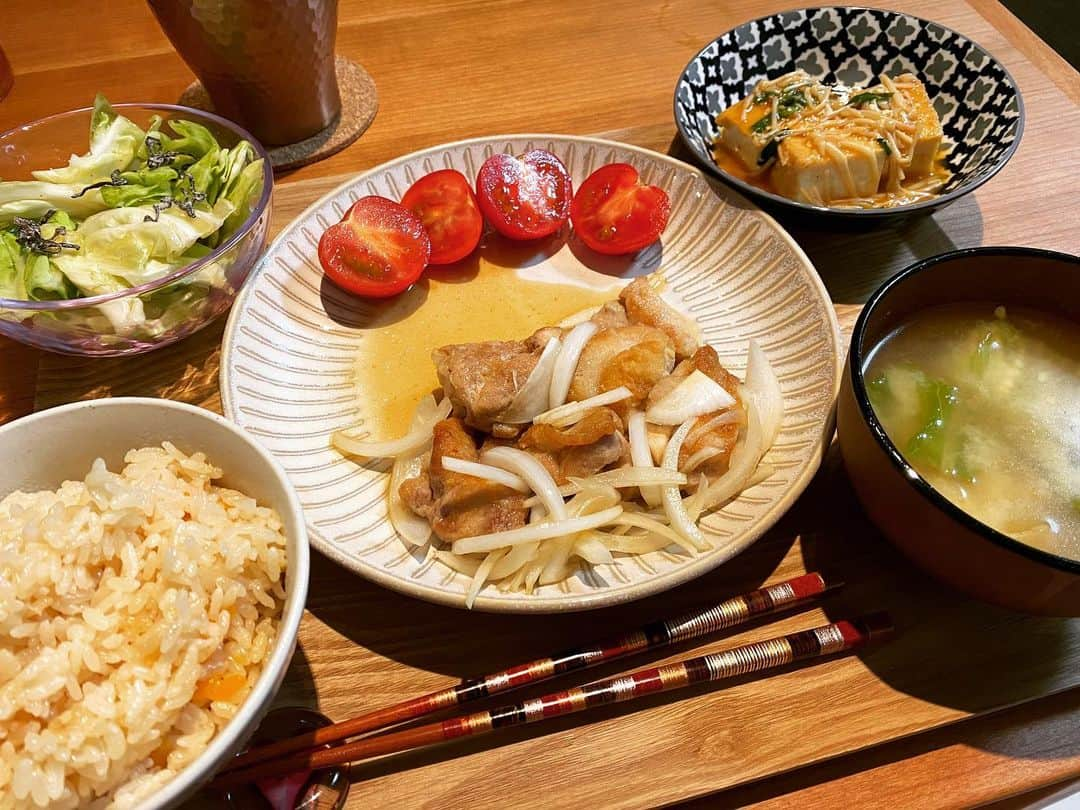 髙橋礼華のインスタグラム：「. ☆いっしょにつくろう！いっしょに食べよう！ご飯とみそ汁バトン☆ . 小学生からの仲の　@tyuuchiyaaからバトンを受け取りました😊 . この自粛生活の中で毎日料理してますが少しずつ手際もよくなり、余裕を持って料理できるようになり楽しくなってきました👩🏻‍🍳 . まだまだ自粛生活は続きますが #stayhome #staypositive で乗り切っていきましょう☺️😭 . . 次は、こちらも小学生からの仲であるロンドン銀メダリストフジカキペアの　@kakirei0719にパスします😘！！ やってくれるかなぁ〜🤭💖 . . #いっしょにつくろう#いっしょに食べよう#いっしょに食チャレンジ #みんなにありがとう#人参と油揚げの炊き込みご飯#焼き鶏の新玉ねぎあえ#白菜と人参の味噌汁#やみつきキャベツ#えのきと厚揚げの麻婆風#レシピはだいたい3分クッキング#delishkitchen」