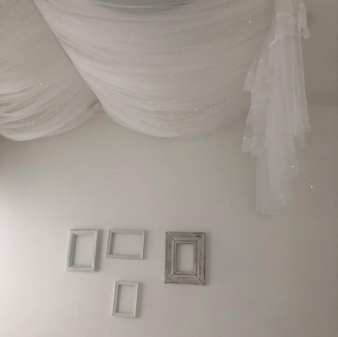 akaneさんのインスタグラム写真 - (akaneInstagram)「2020.5.11  久しぶりの娘部屋です🙋‍♀️ 衝撃的な汚部屋からなんとかこの状態になって、今は娘自らも部屋の掃除をするようになった事は、私の中でのかなりの革命です😂  そして息子も何も言わなくても部屋の掃除をするようになったんですよ！  やっぱり私のやってきた事は無駄にはなってなかったんだなと😆  母は嬉しいw  天蓋の作り方や娘部屋の汚部屋時代はブログのテーマ別の娘部屋から全て見て頂けます😆  #娘部屋#子供部屋#天蓋#天蓋ベッド#セルフリフォーム#女の子部屋#1人部屋#ひとり暮らしインテリア #一人暮らし　じゃないけどそんなイメージ #韓国インテリア　にしたい #ぬいぐるみ　はどうしても手放せないらしい  娘部屋愛用品は#楽天room  コレクションの娘部屋愛用品に載せてます #楽天roomやってます #楽天roomに載せてます #roomインフルエンサー」5月11日 21時59分 - a.organize