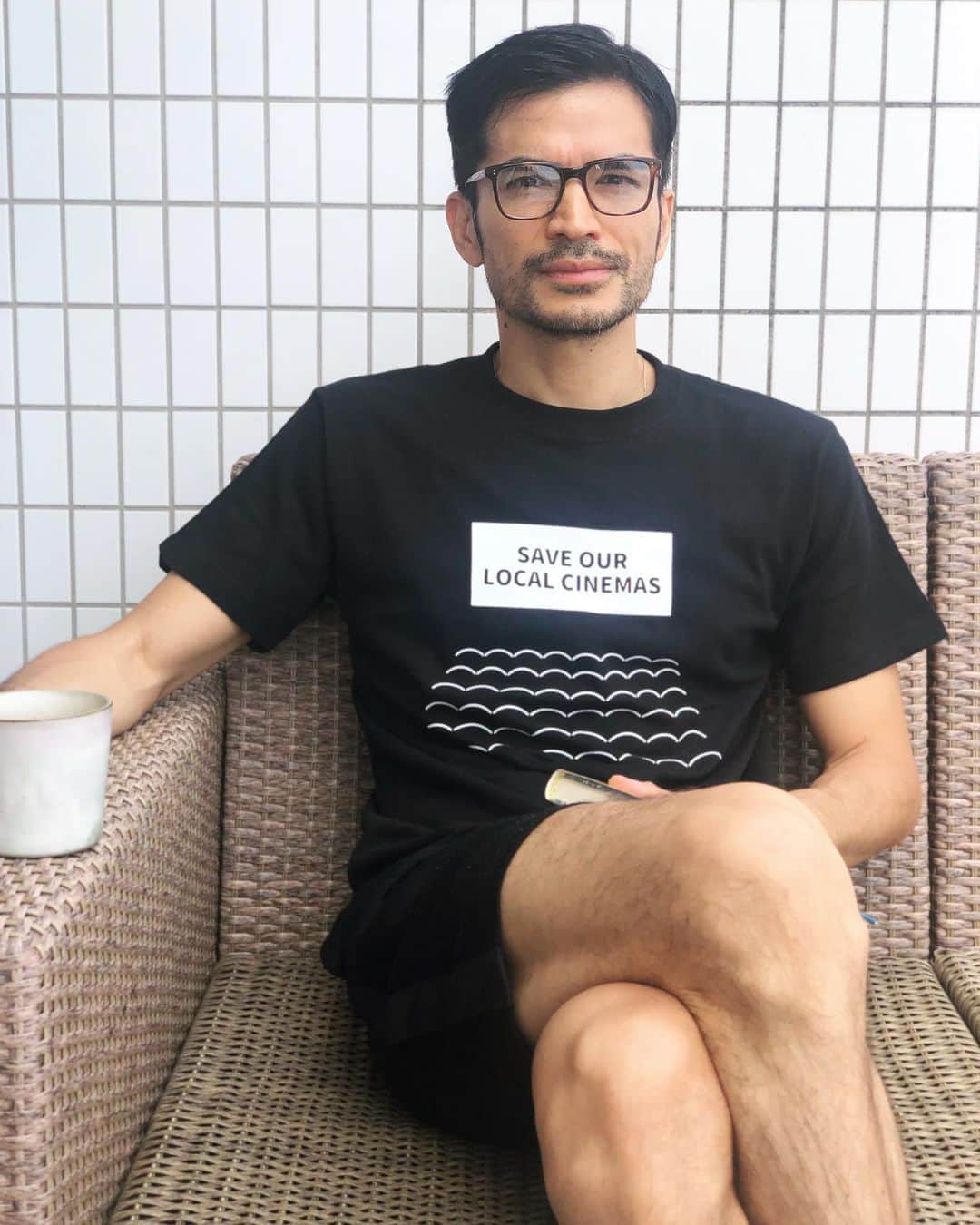 尚玄のインスタグラム：「関西劇場応援 #SaveOurLocalCinemas Tシャツが届きました。まだ予断を許さない状況ではありますが、また笑顔で劇場に集えることを願って。劇場主・スタッフの皆さま引き続き頑張ってください！  #SaveTheCinema #StayHome #StaySafe」