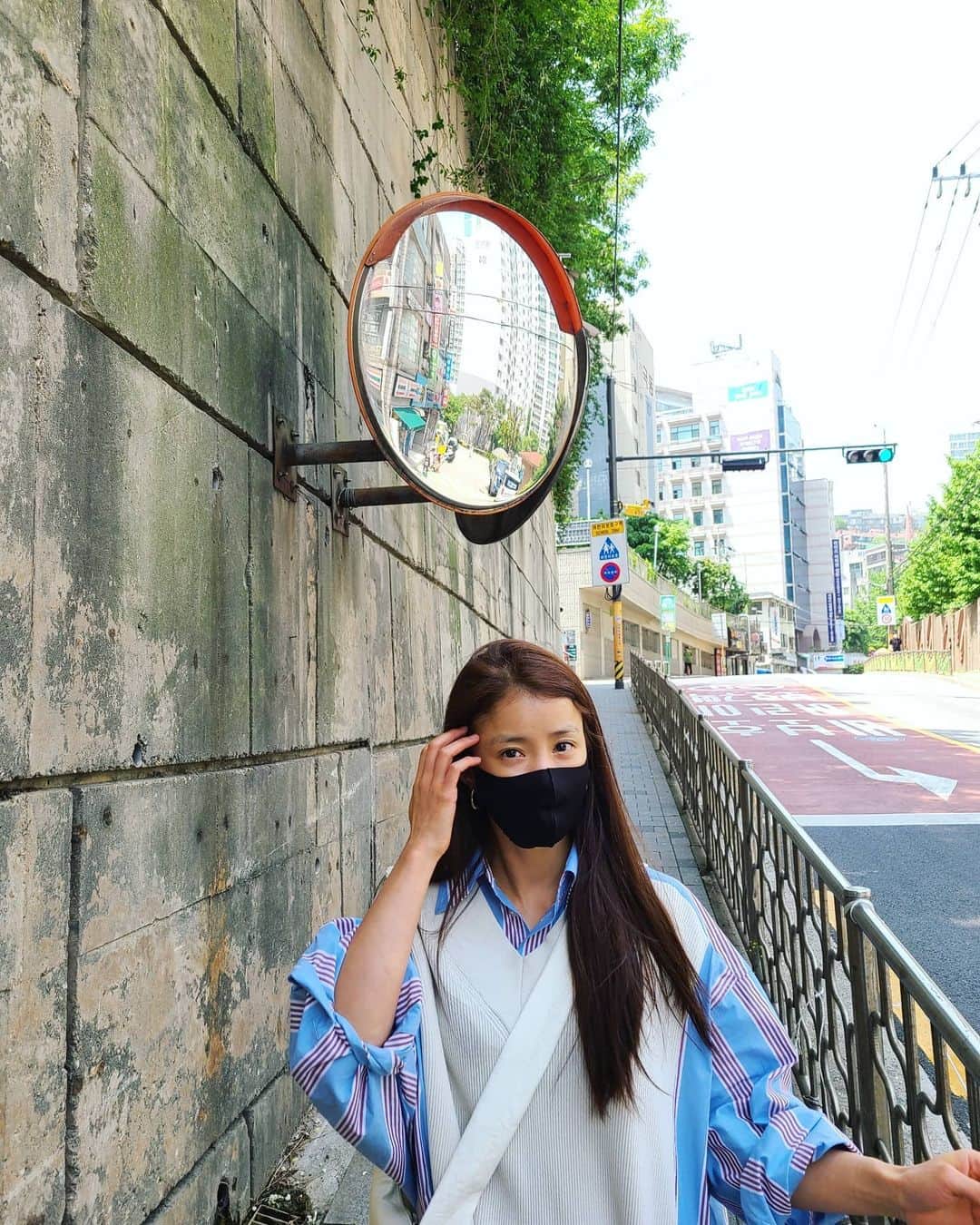 イ・シヨンさんのインスタグラム写真 - (イ・シヨンInstagram)「오늘출근👣😷 공기가 너무 안좋았...ㅜㅜ #마스크꼭꼭😷」5月11日 22時00分 - leesiyoung38