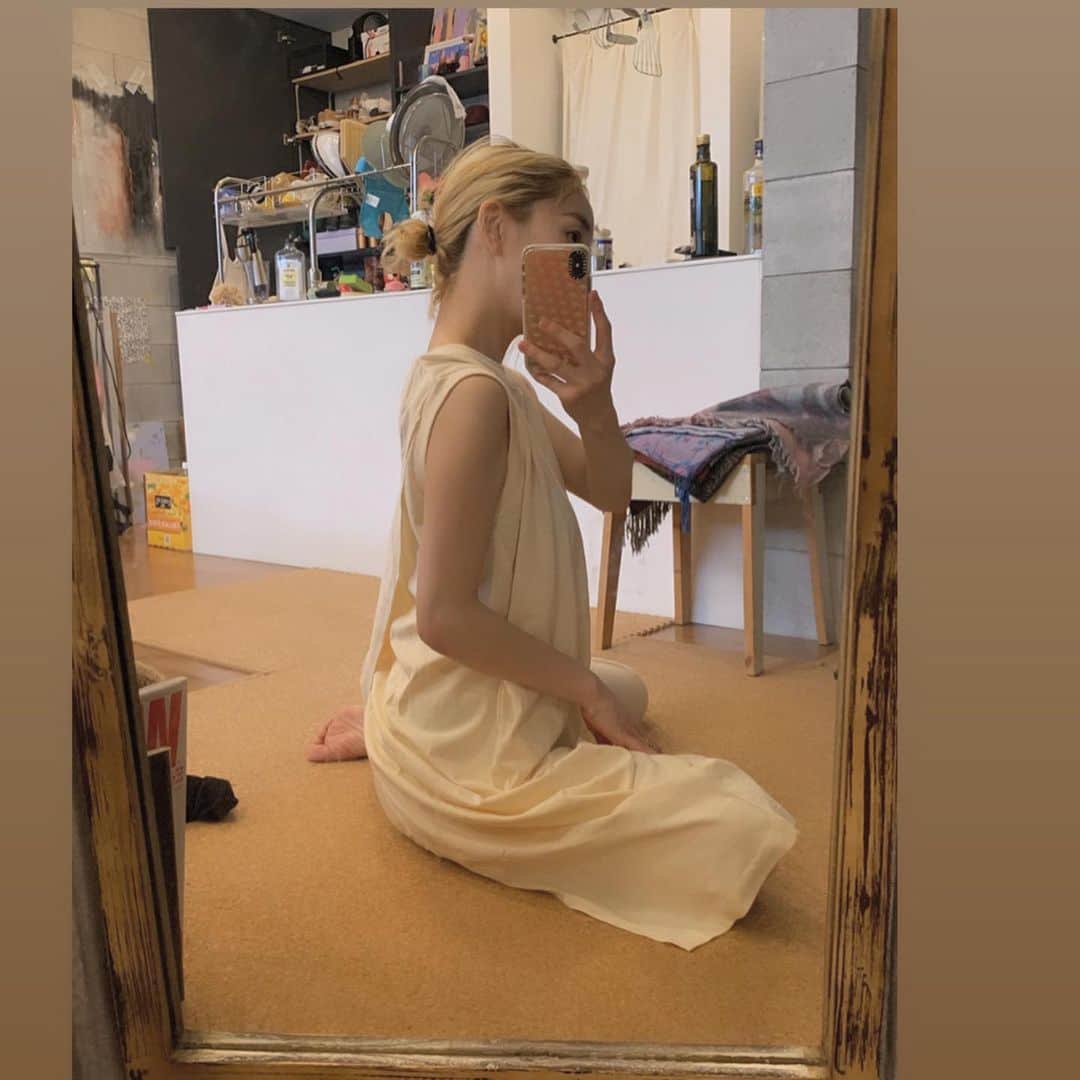nanako itoのインスタグラム：「これからの季節に部屋で過ごすためのroom wear。 着心地もよくとてもリラックスできます。 . @kente_official_  #kente__」